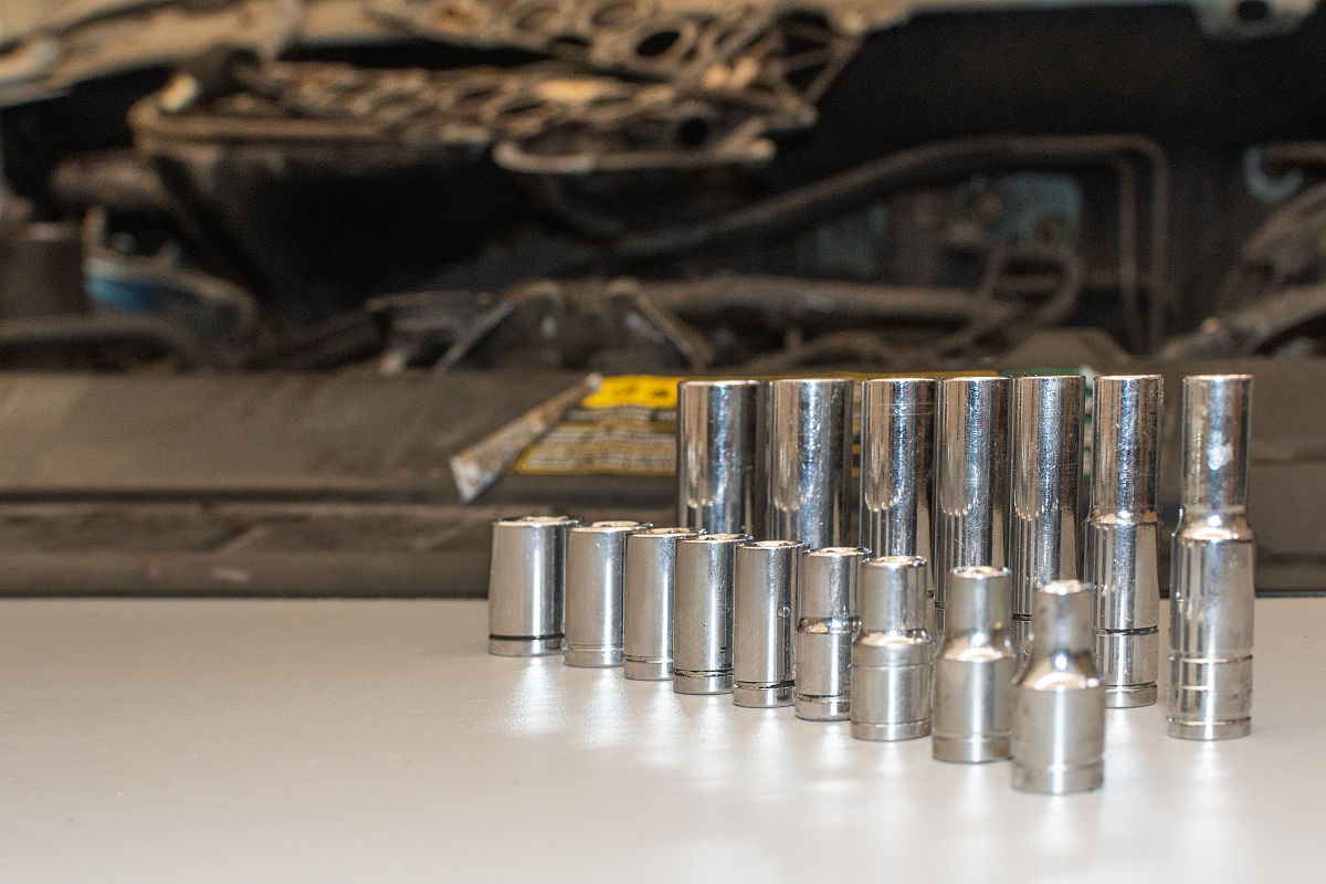 将下面的内容进行降重当工件定位后拧紧定位芯轴上的螺母来使工件夹紧等到工件加工完成后仅需松开螺母拔下开口垫圈即可在不完全拧下螺母的情况下取出工件从而实现快速更换。