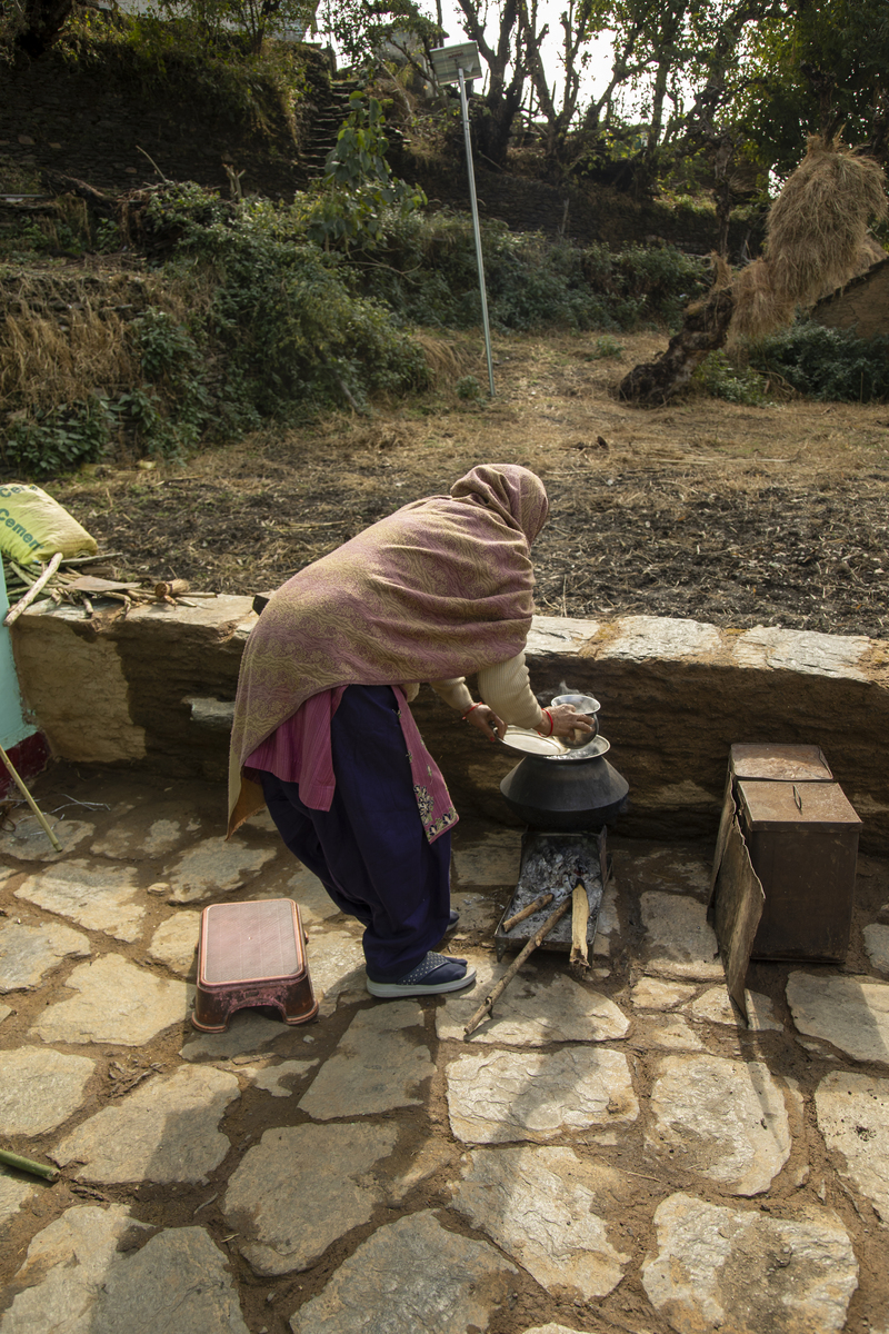 温馨下山路：老婆婆、年轻人和小孩儿的山脚休憩