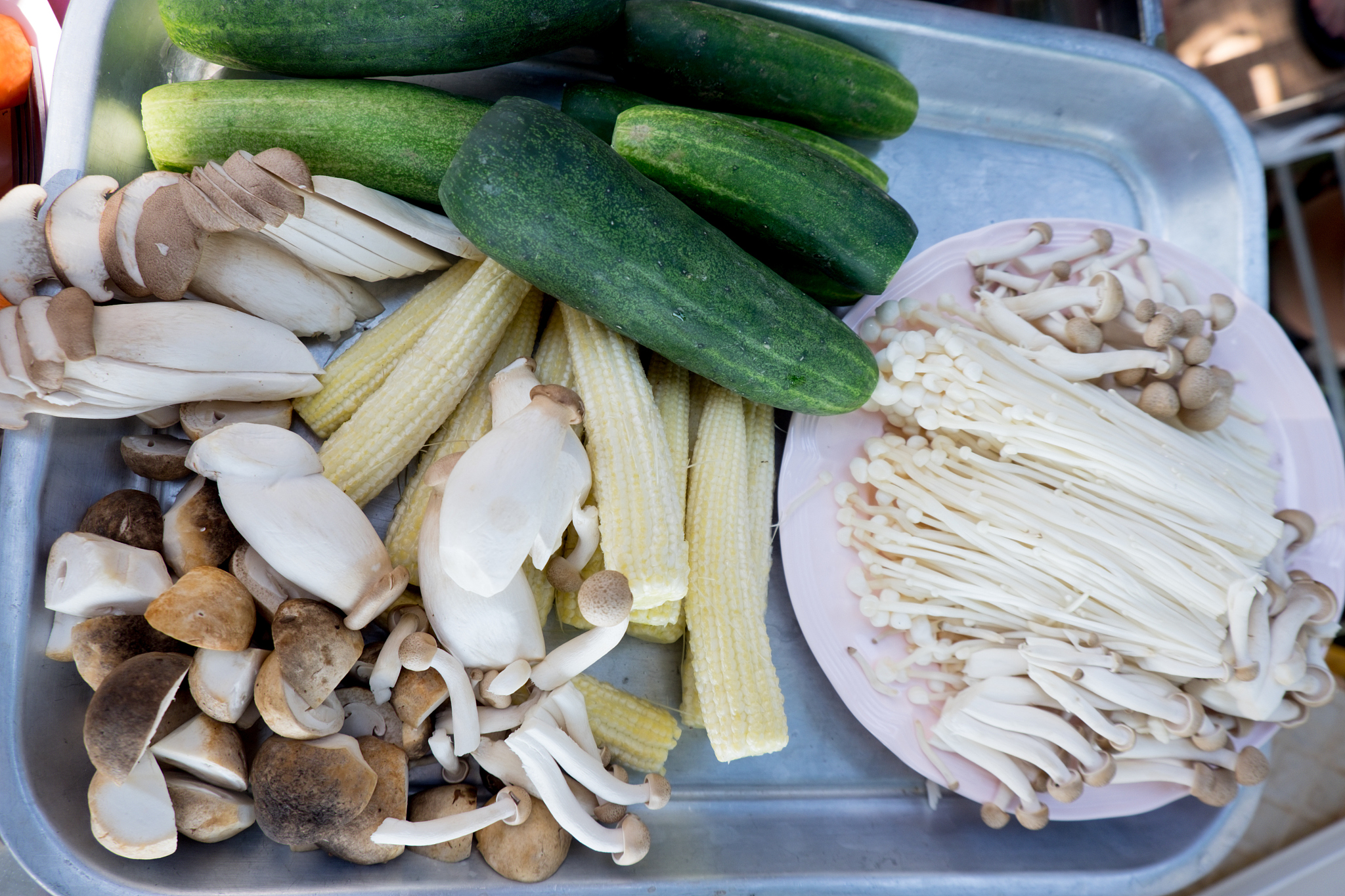 把这个文案改的口语化要注意嘌呤含量高的蔬菜特别是对于尿酸高的家人。虽然大家通常认为只有肉类、海鲜和啤酒才含有嘌呤但实际上某些蔬菜的嘌呤含量比肉还要高。以下是五种嘌呤含量高的蔬菜需要引起重视。首先是紫菜每100克紫菜含有150到500毫克的嘌呤物质。其次是菌类如香菇、金针菇、海鲜菇等。以香菇为例每100克鲜香菇含有214毫克的嘌呤干香菇高达405毫克。第三类是笋类如卤水竹笋每100克竹笋含有约500