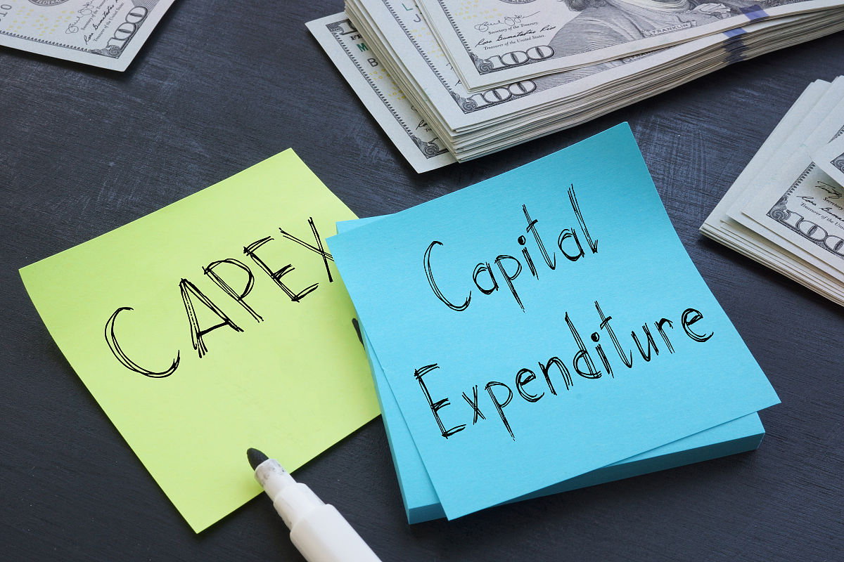 在工程项目的财务问题中对资金投入的两大部分进行简要分析