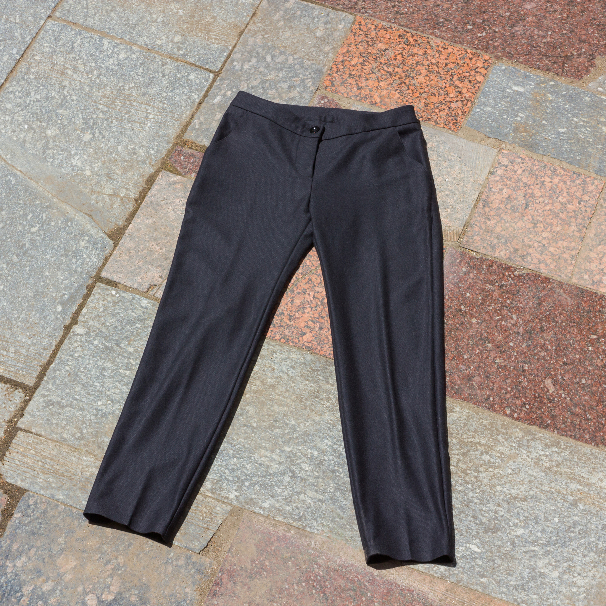 用美式英语写3条关于女士纯色棉麻舒适休闲运动裤七分裤 黑色的好评以及其好评标题。结果格式为输出格式为：标题+：+好评内容。