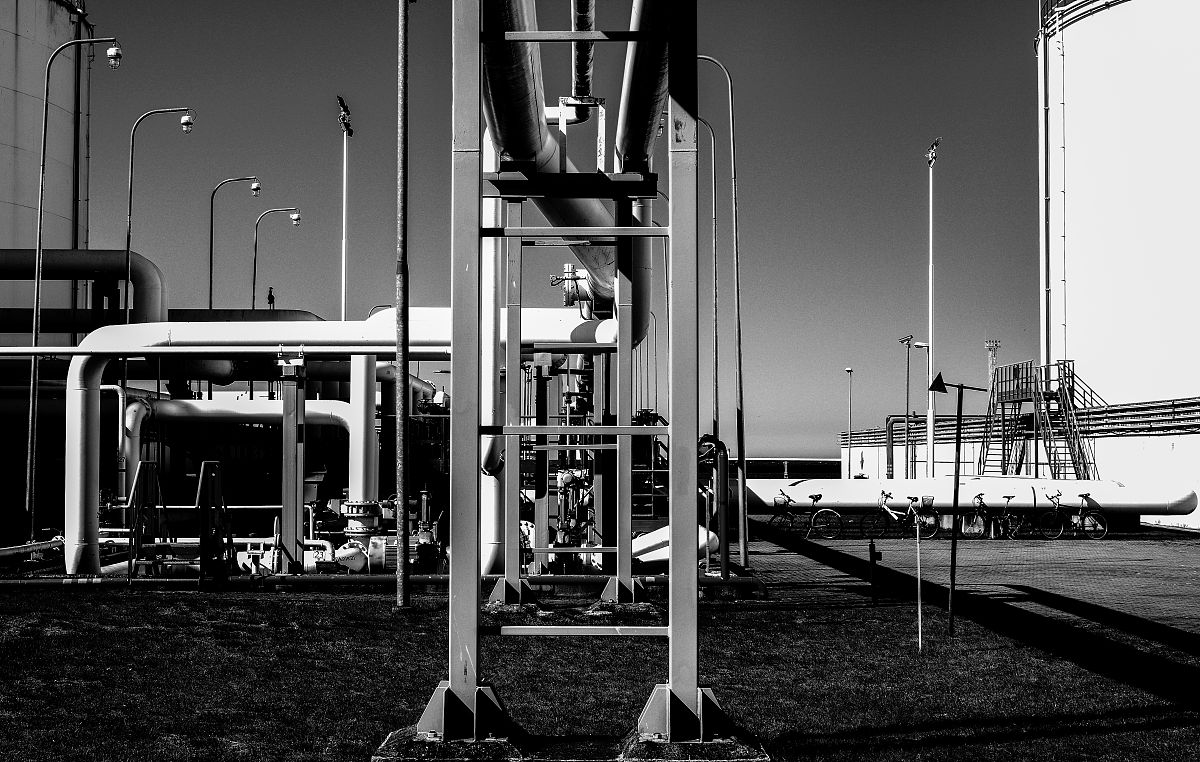 请帮我写2000字的油气井三维杆柱动力学的国内外现状能不能详细的展开说一下