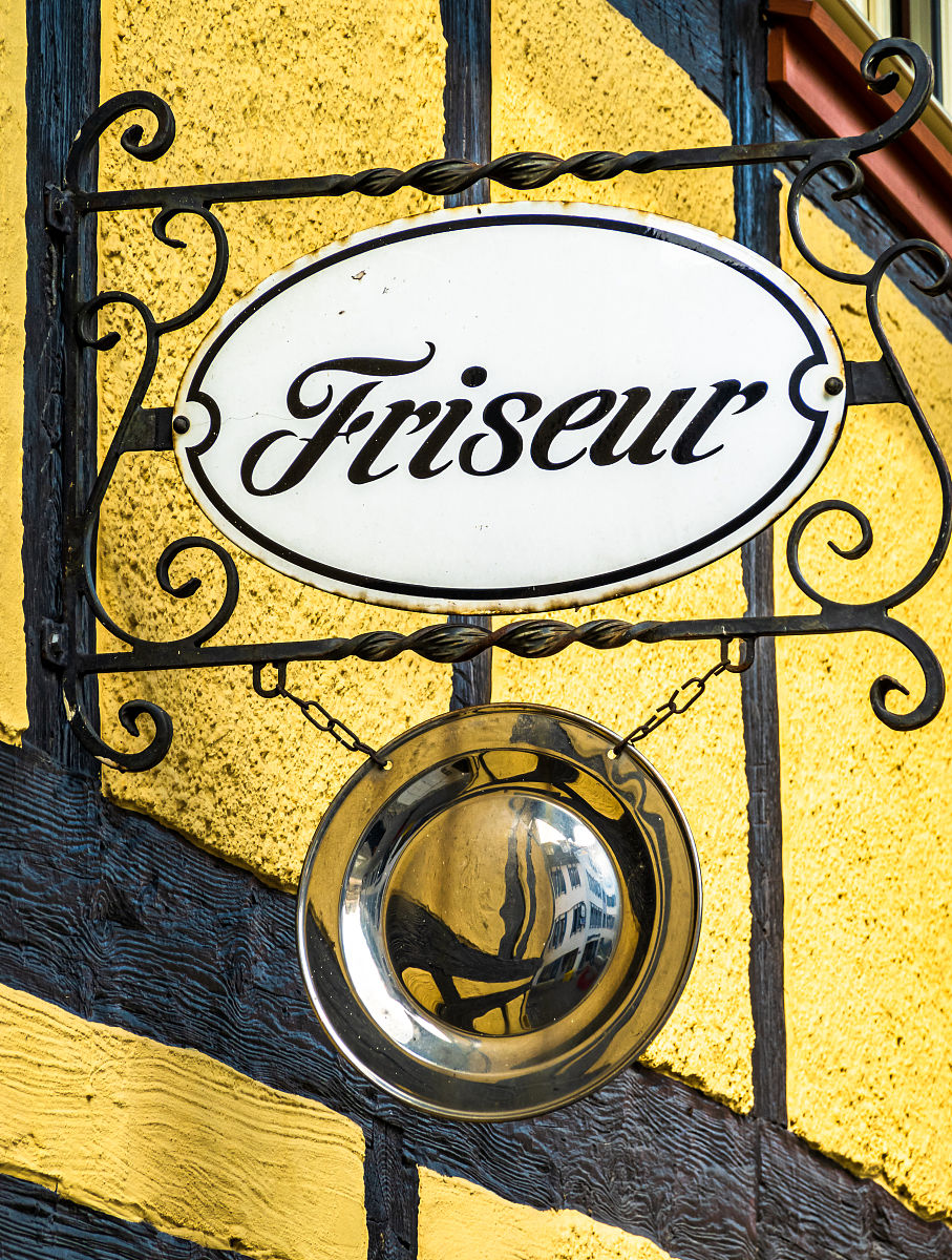 请分析以下经贸谈话的翻译难点：我知道对方在原材料采购方面有着比较精准的考量．但是我们希望在原材料采购方面可以压缩一些费用比如在我国埃及本地采购原材料或者是采购性价比更高的原材料。另外我公司和业内一些信誉好、地位高的公司都有过合作所以我方愿意为贵方牵线搭桥在原材料采购方面争取为贵方得到较大的优惠。这样贵方原材料的采购成本可以压缩一下。