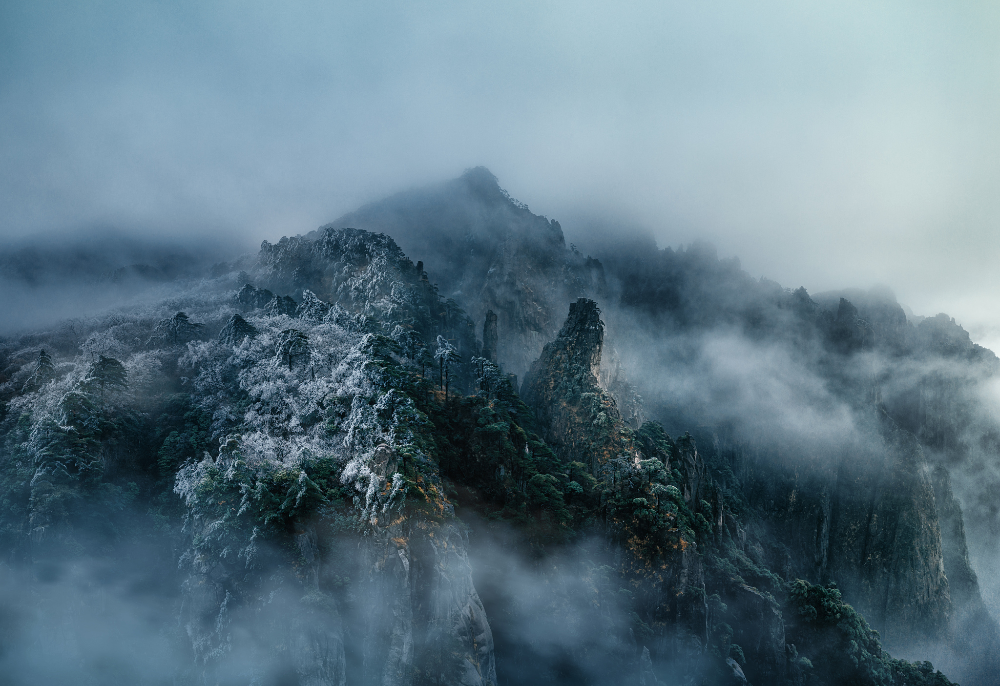 帮我润色这一段话用自己的话说中文：旅游电子商务依托当地旅游资源和丰富的物产资源独特的文化资源打造出具备地方特色主题的商务活动可以在很大程度上帮助当地人们增加收入优化地区产业结构。随着旅游电子商务的发展其也不断迎来了新的机遇和挑战加上互联网+时代的到来初具规模的黄山旅游电子商务也迎来了新的机遇和挑战信息时代suo带来的各种效果都突显出来利用得天独厚的旅游资源和种类繁多的产品资源实现二者的融合发展大大
