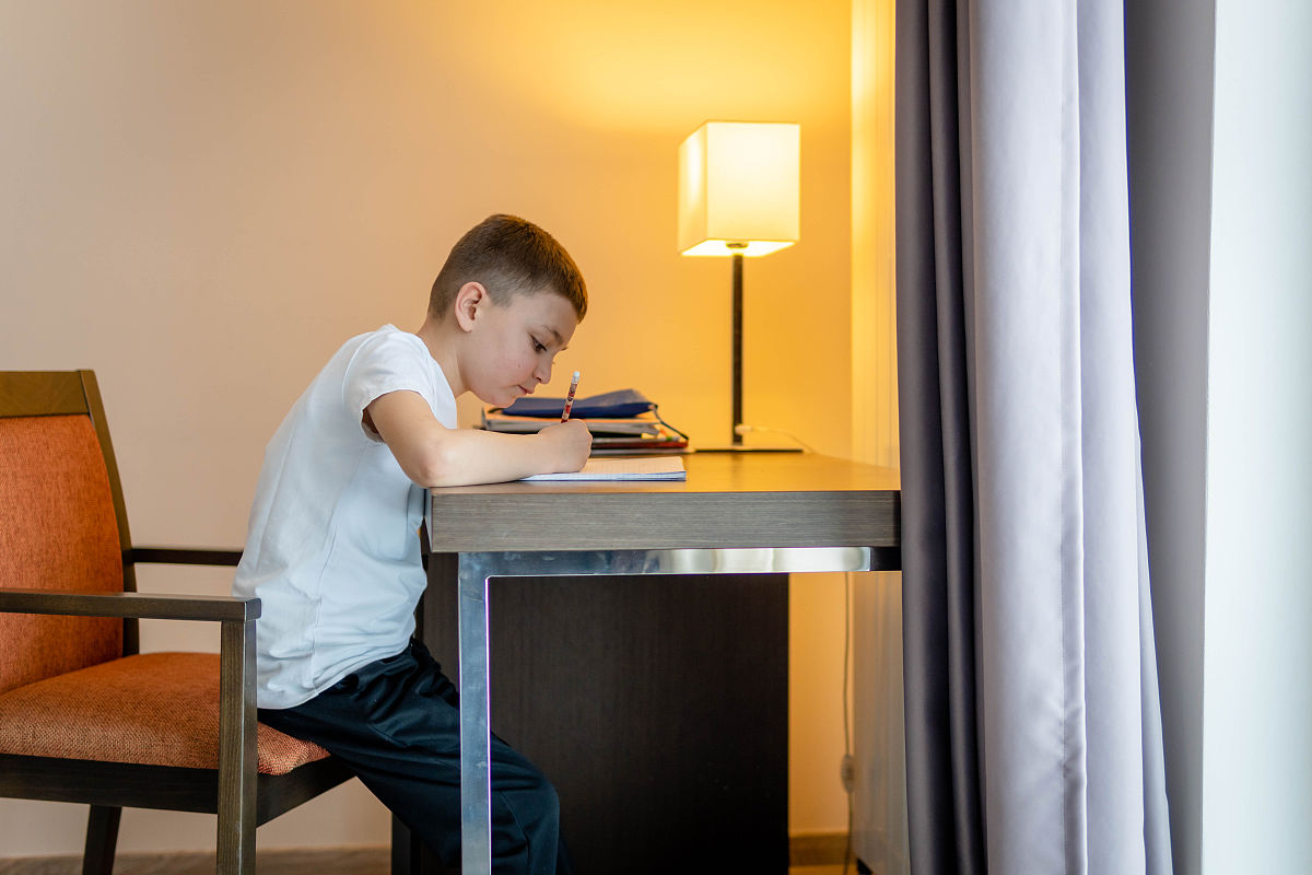 初中道德与法治课堂作业如何布置单元作业？要求：以论文的形式呈现出来。