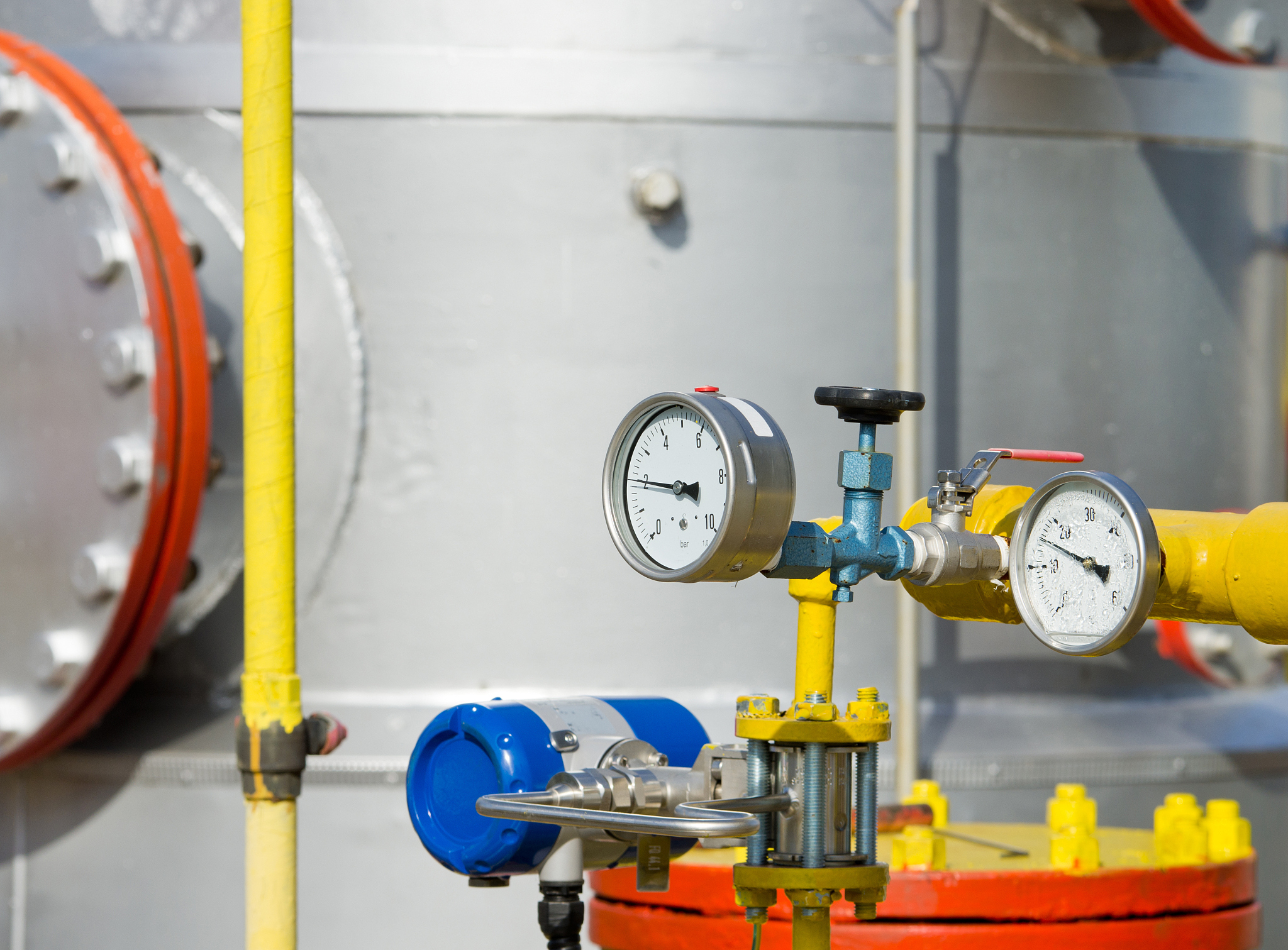 低渗透气藏开发的对策建议：从气藏压力监测与控制角度入手