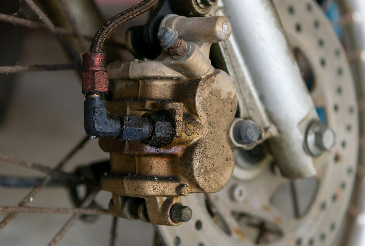 摩托前刹车如何调