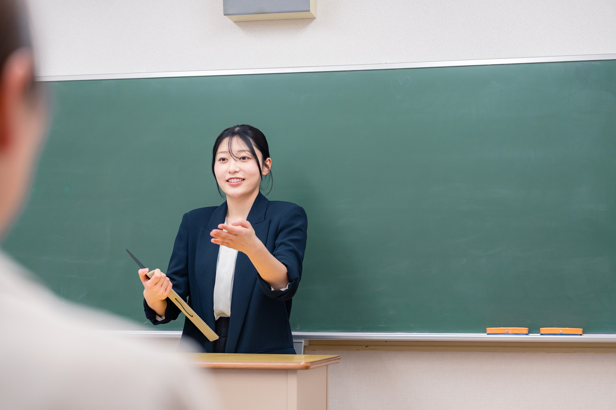 女老师优雅走进教室，细节描绘尽显魅力