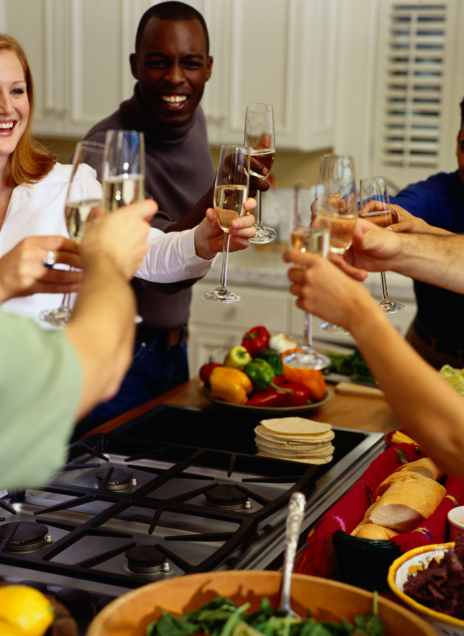 在饭局酒局里不会说话不会敬酒怎么办？ 我身处的公司饭局酒局特别多多半特别官方的敬来敬去我一般都不会找话题 不会敬酒 在这种场合一直特别尴尬？该如何改变