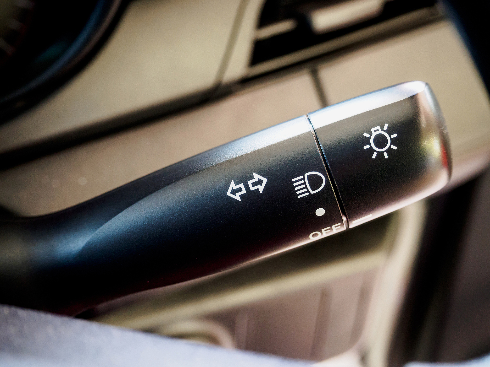 11款君越需要使用调光灯泡吗？