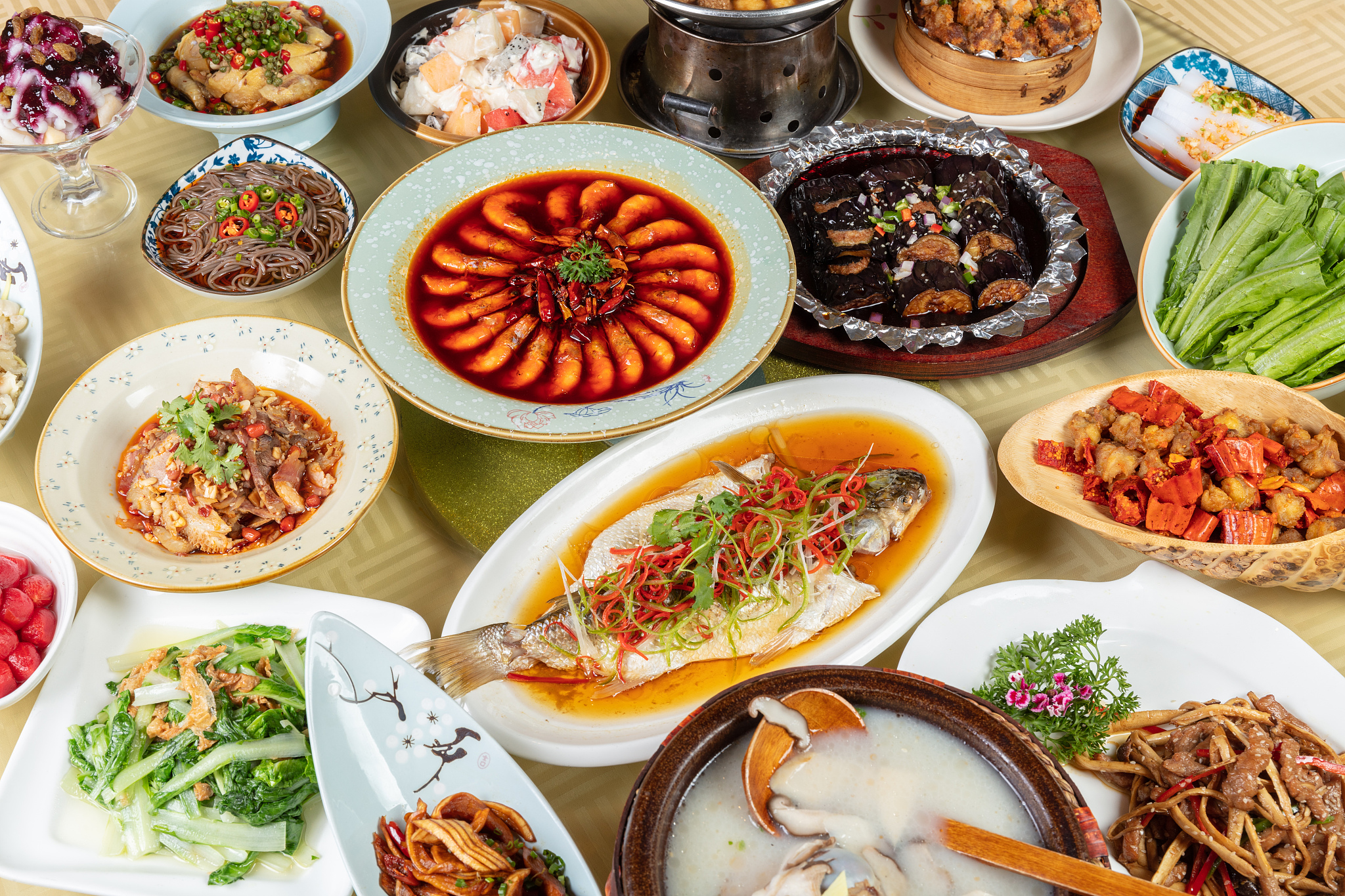 请根据以下模板写一份相似的文案描述更有画面感和诱惑力文字数量大致相同：马上过年了年夜饭的餐桌上少不了这道糖醋鱼家里的小朋友特别喜欢首先把鲈鱼像我这样打上花刀方便入味加一勺盐葱姜料酒左手抓匀腌制15分钟碗中放两勺面粉两勺淀粉打一个顺产的鸡蛋再加小半碗水调成能拉丝的酸奶状均匀的淋在鱼身上六成油温下锅炸用手固定炸至金黄酥脆捞出放入盘中锅留底油到一带条好味道的糖醋汁老公再也不用担心我掌握不好酸甜比例了最后