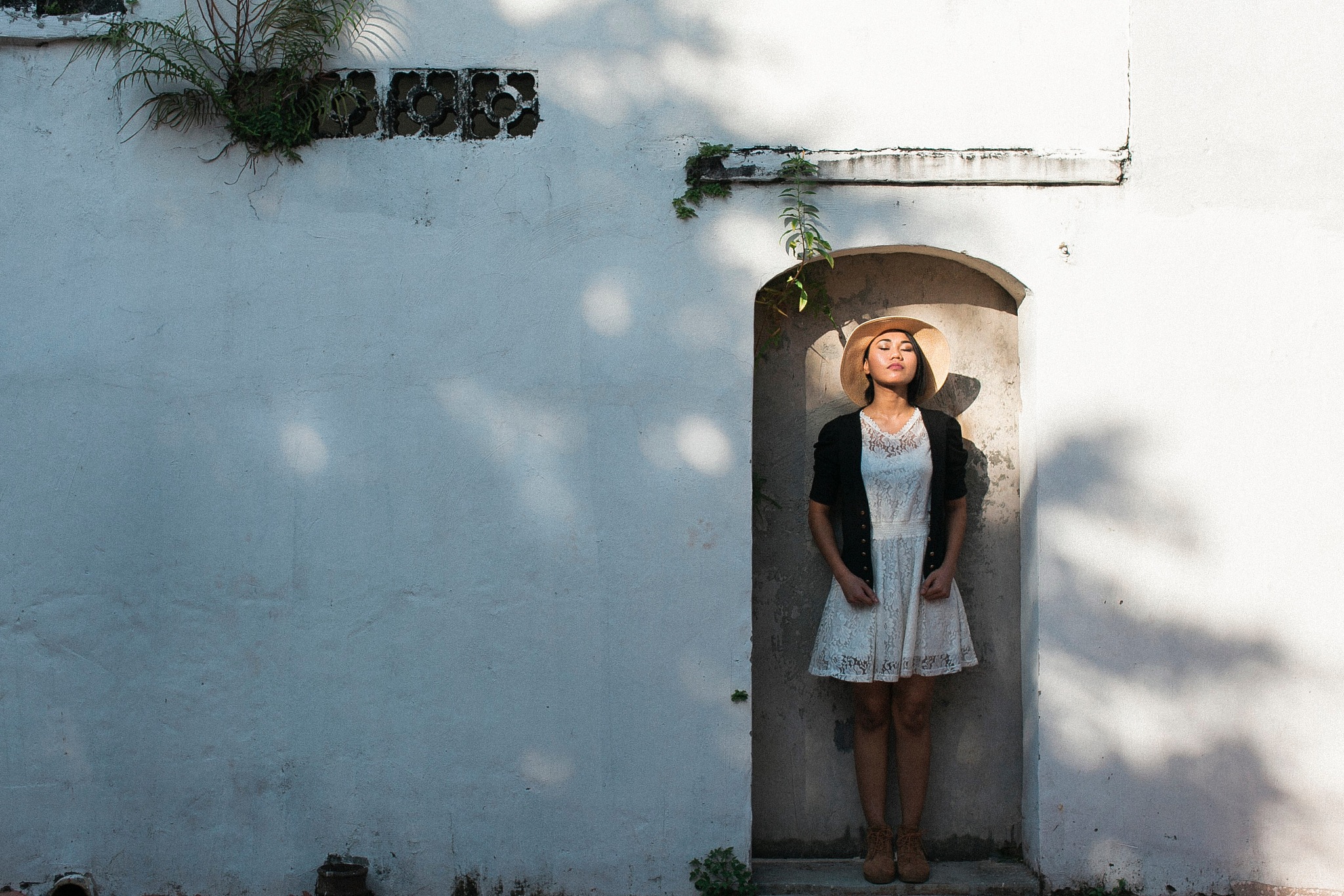 一个女人站在围墙上