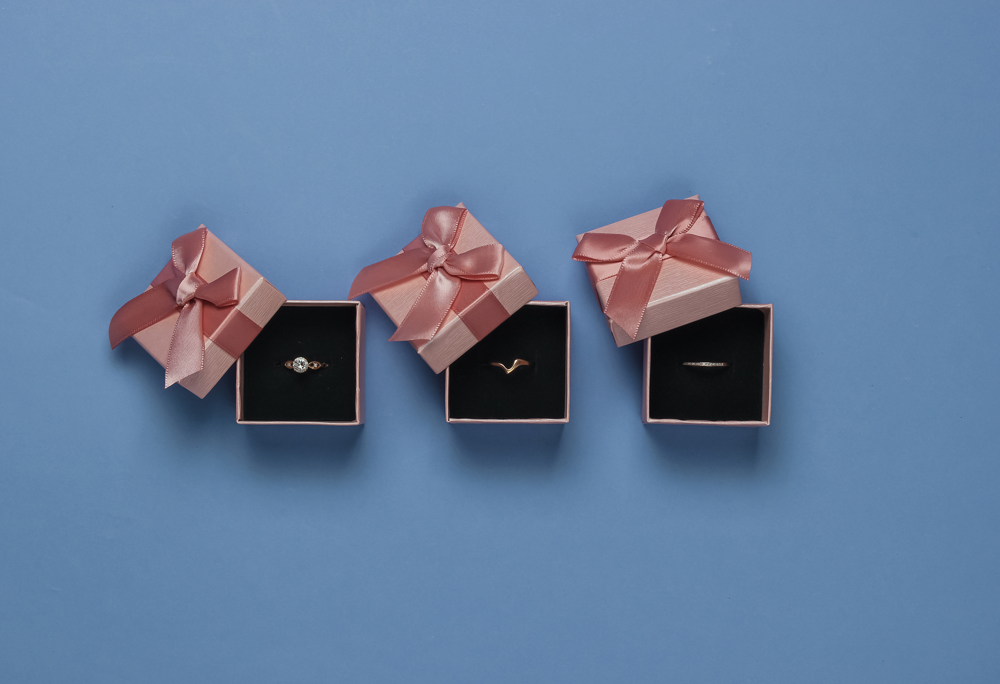 写一段500字类似的话这样有特色的设计可以给玻璃花瓶电商市场注入新的活力给人们传递另类的感情色彩创造更为健康精致的生活。清晰健康有意义的玻璃花瓶理念独一无二的玻璃花瓶包装设计准确的市场定位可以迅速引起消费者的注意打开市场。