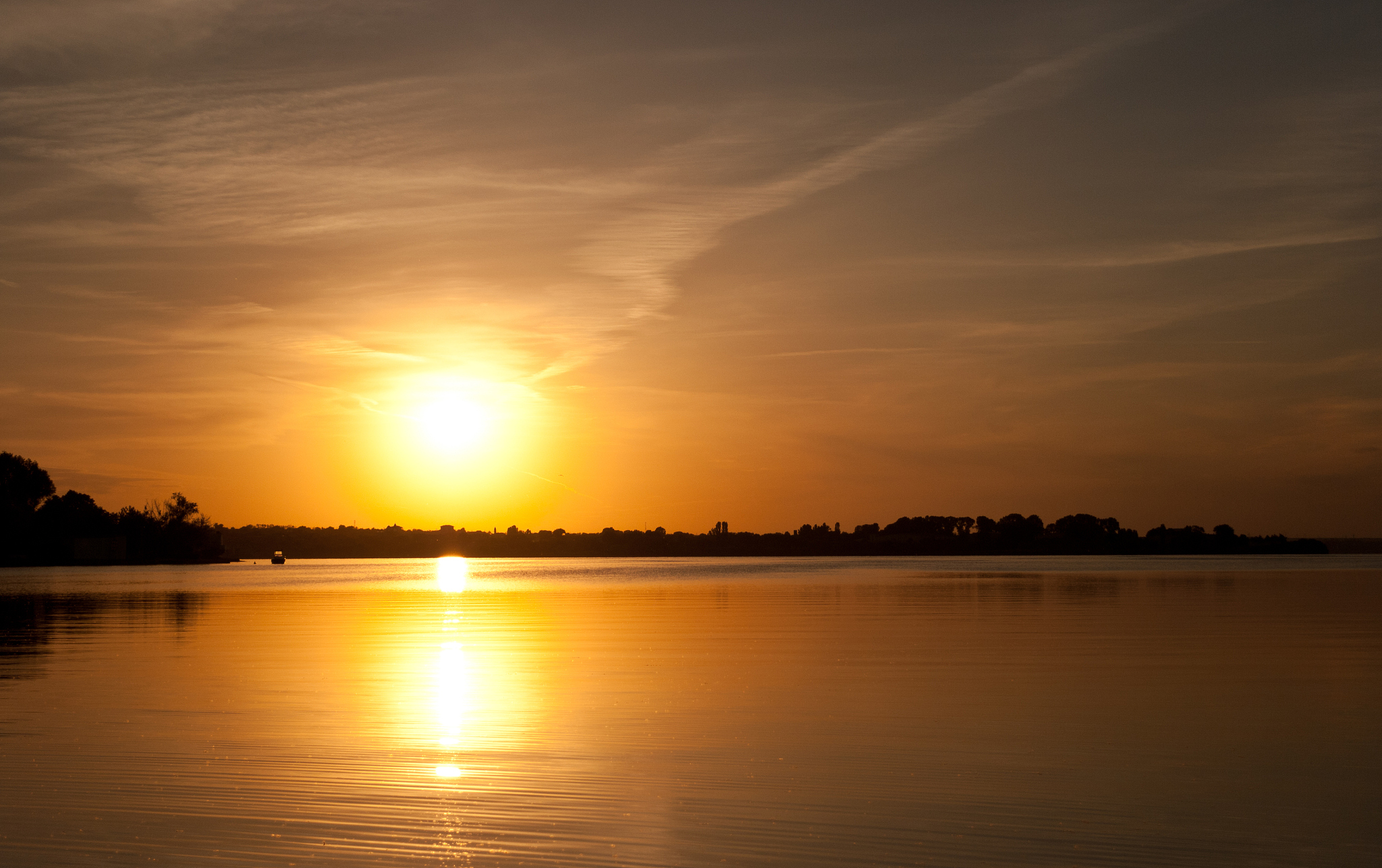 坐在河堤上欣赏落日余晖：静谧心境的涟漪