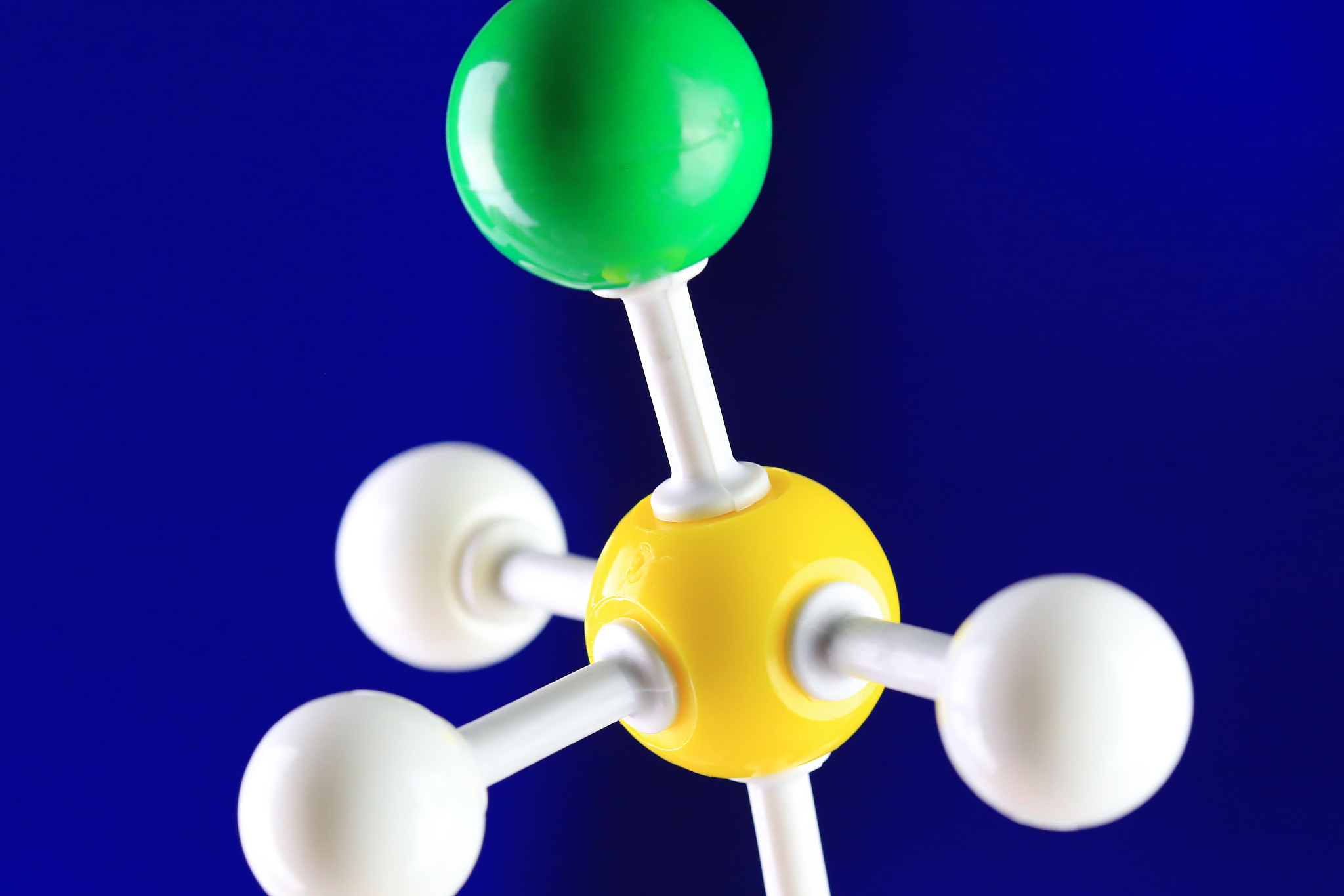 判断：化学是以模型为手段来研究物质及其变化的科学。