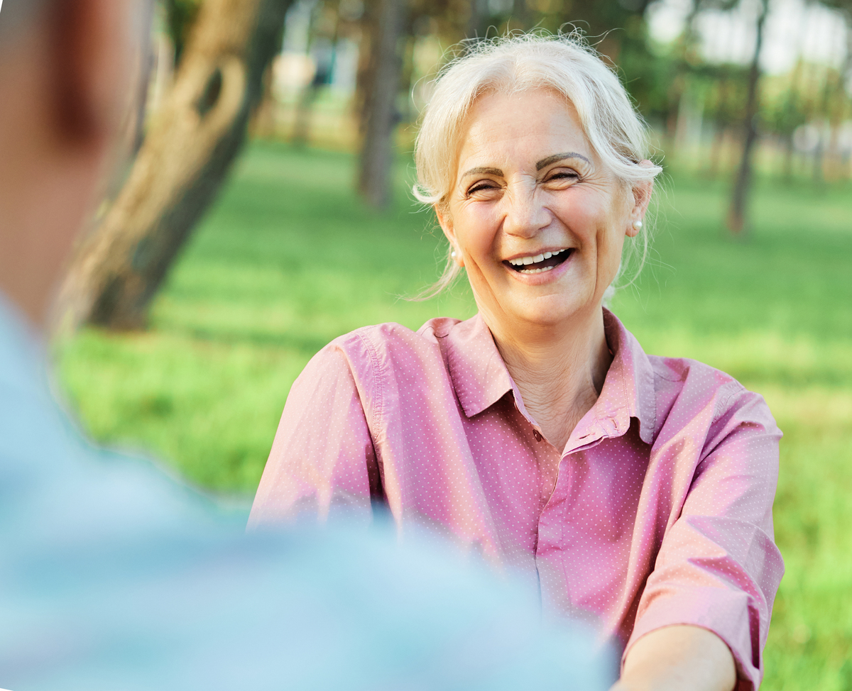 55岁是中年还是老年？从生理和社会角度解读