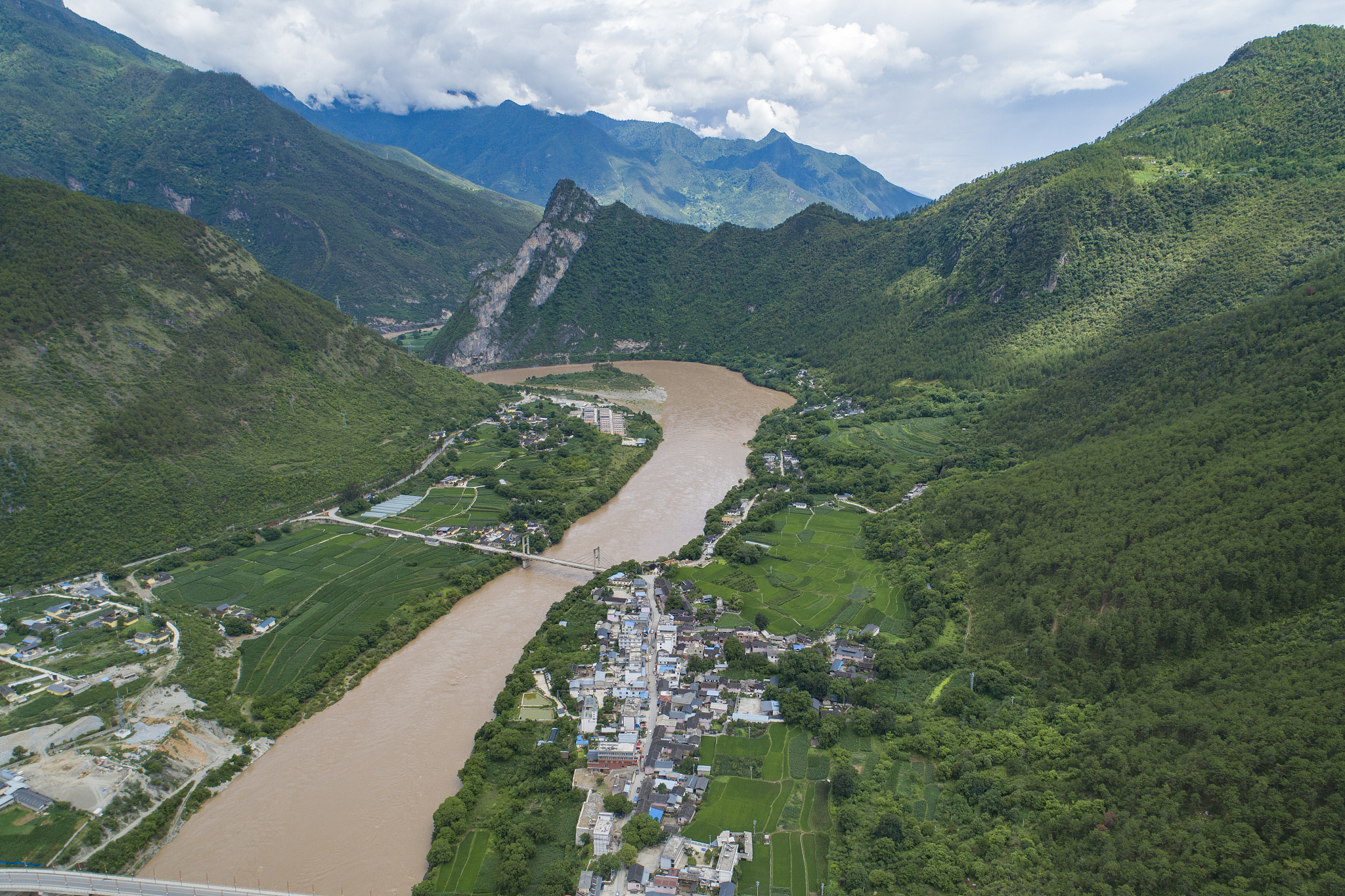 金沙江滨江城市旅游，感受自然之美