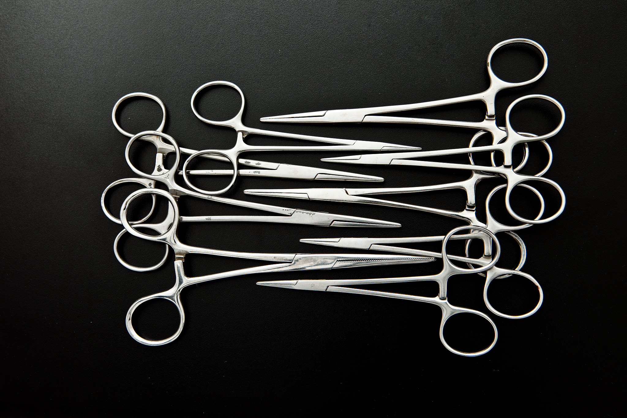 对以下内容进行扩句：现临床常用的气道支架有硅酮支架和金属支架两大类但这两类气道支架都有一定的局限性如硅酮支架的内壁容易发生粘液堵塞有迁移风险和强烈的异物感；金属支架虽然不会发生粘液堵塞但金属支架在植入之后容易引发人体排异反应在一定时期后极难取出对于植入一定时期后需要取出或者更换支架的气道狭窄患者来说这类支架是存在很大弊端的。在这个情形下越来越多的研究者提出了通过生物可降解材料来制备新的气道支架。