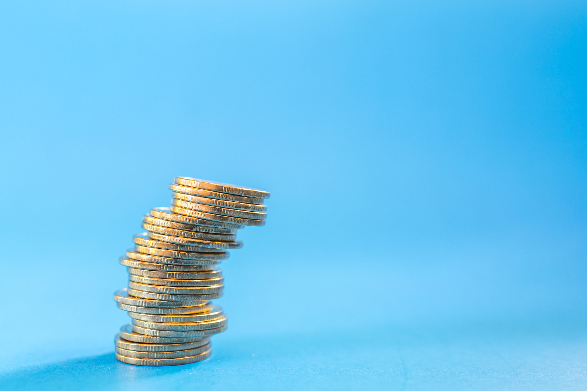 在不同的应用背景、专业类别和国家的学者和专家之间对于风险的定义存在着多样化的解释。可以大致将这些解释分为三类：第一种认为风险是指损失发生的可能性就像美国学者威雷特在1901年的论文中所说风险是不愿意承担的不确定性事件的客观反映5。第二种认为风险是实际结果与预期结果之间的差异。第三种认为风险是指损失的不确定性。在学术界一般的定义关注于损失和可能性即不良事件造成的损失。把这段话降低重复率