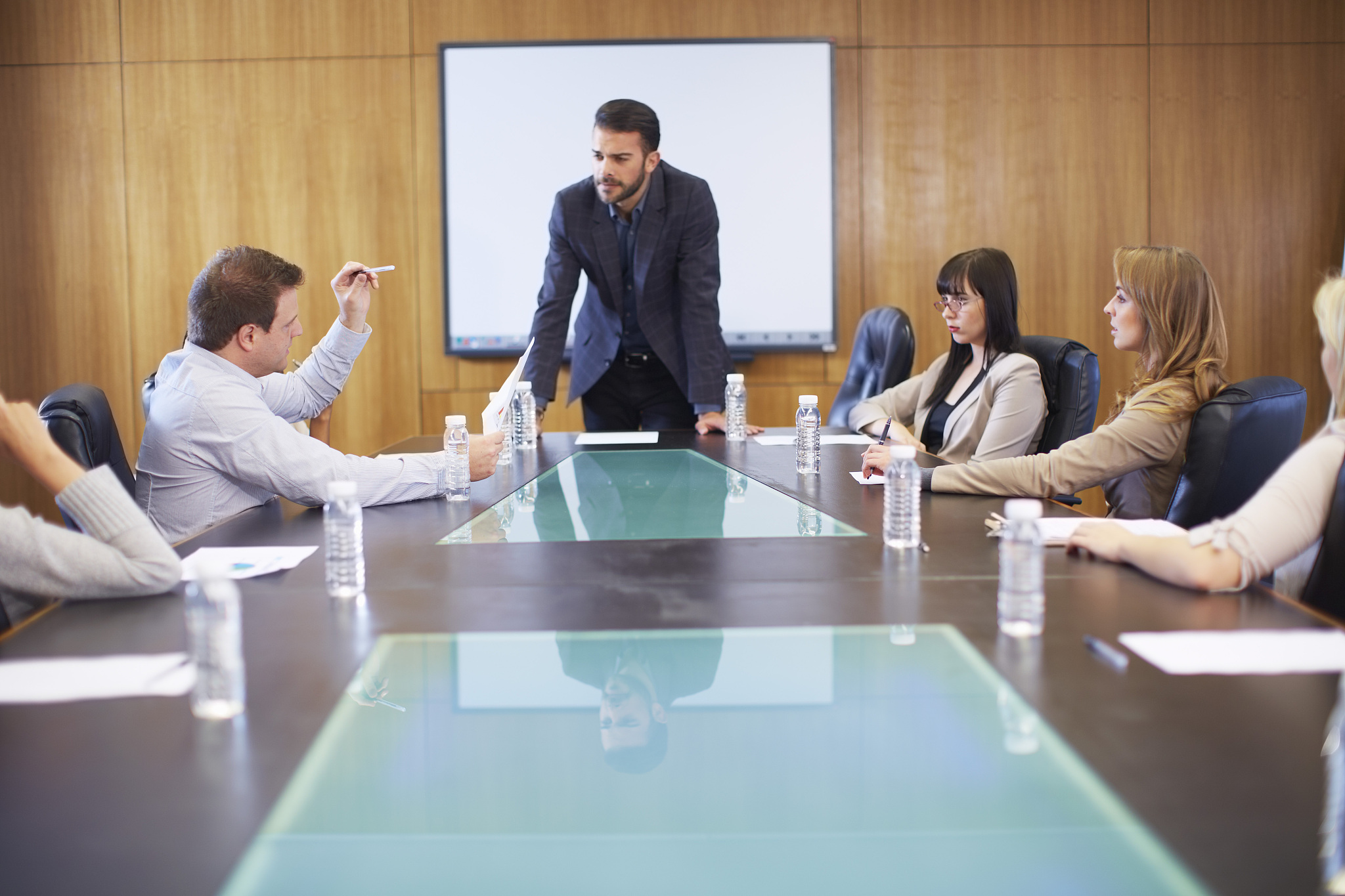 6位领导开会只有5瓶水怎么办？巧妙解决会议尴尬！