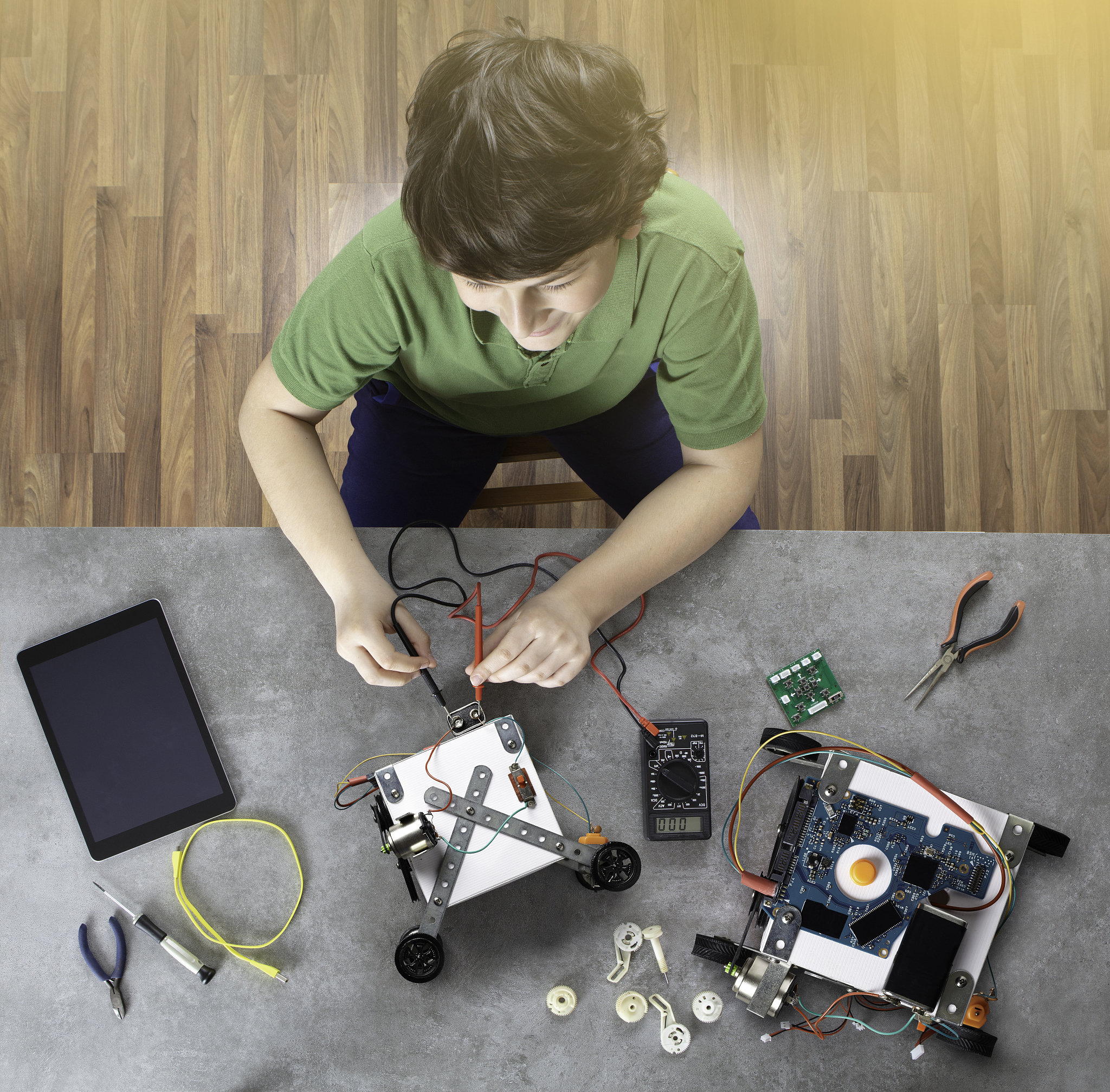 帮我设计1次迷宫机器人的arduino 课程学员情况：10岁零基础的学员课程时长：2小时