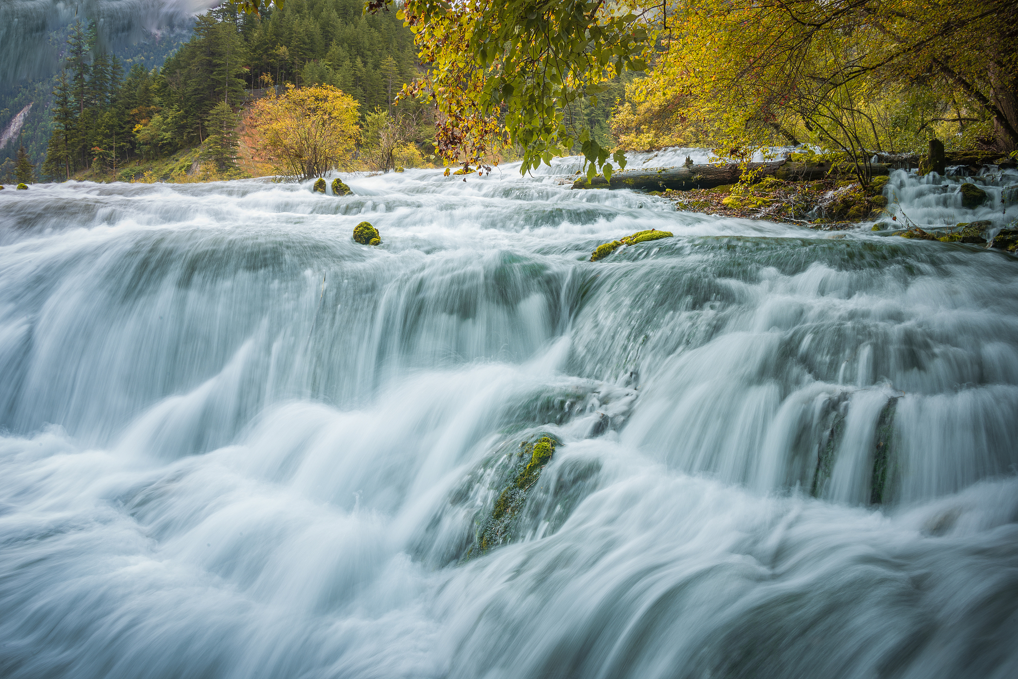 九寨沟旅游攻略：探秘人间仙境，感受自然奇观