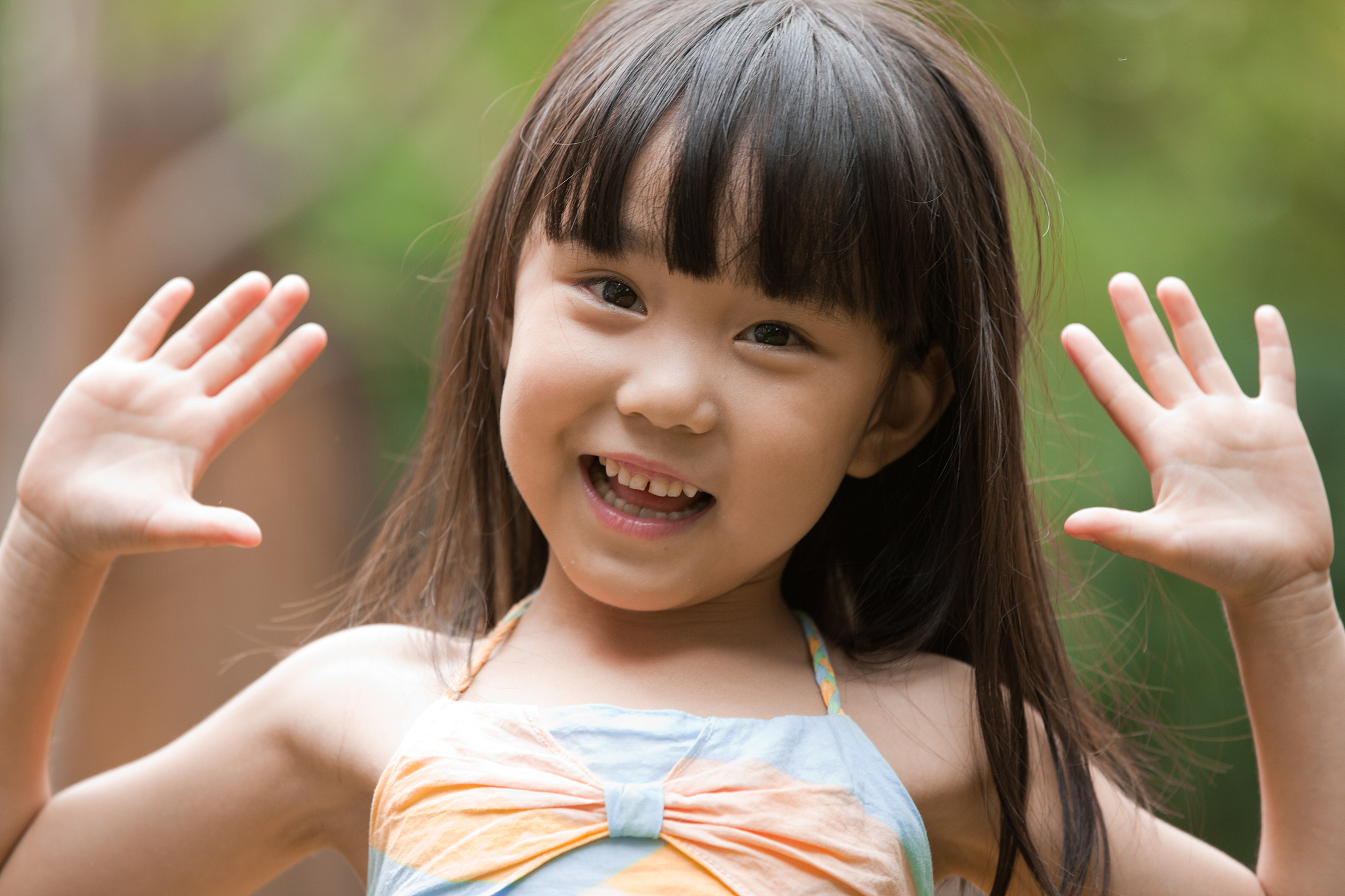 4岁妹妹小语的调皮可爱日常：欢乐无限，温暖满溢