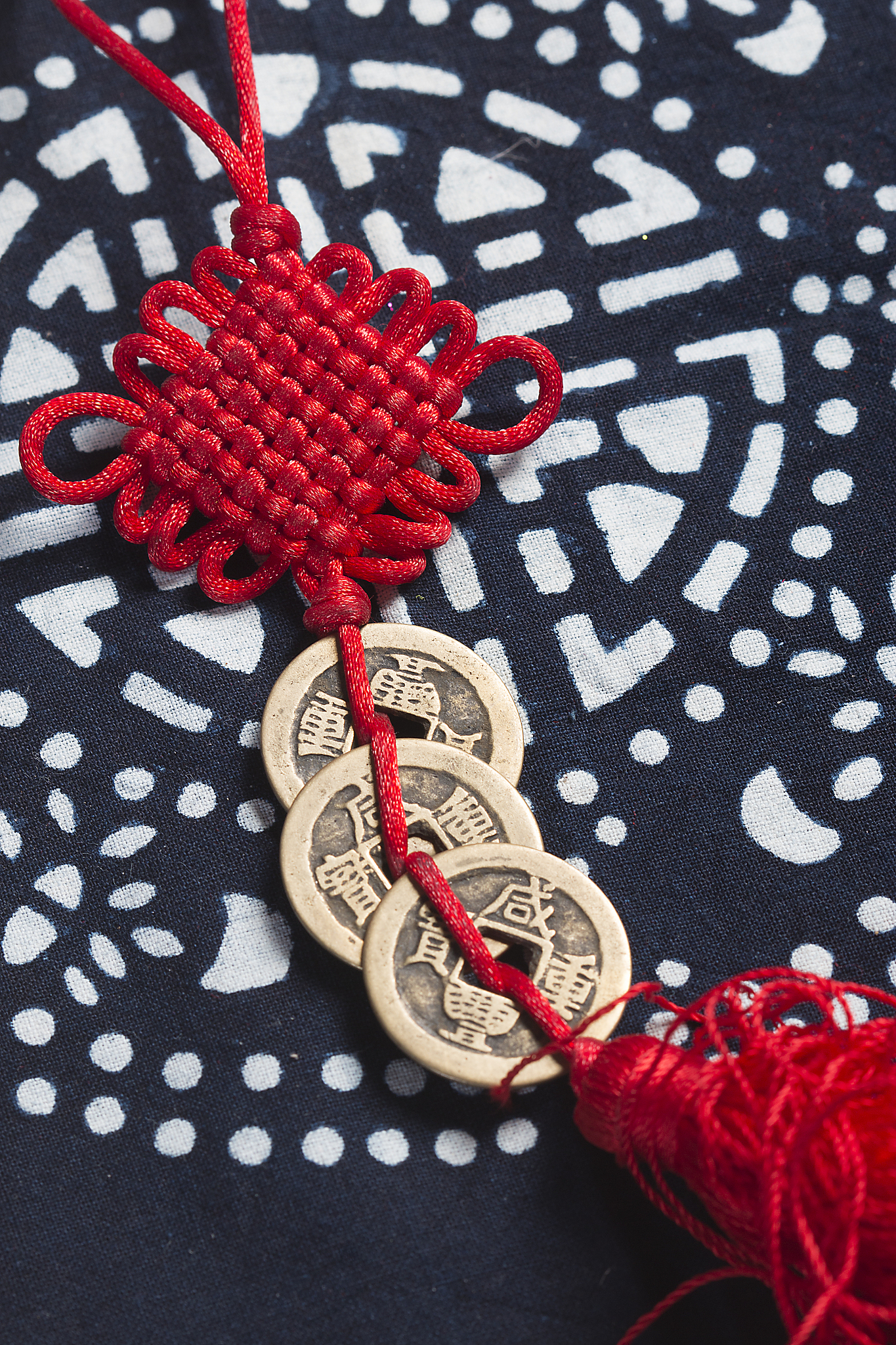 请不少于800汉字的博客文章语言要幽默风趣。主题是：本命年兔男士佩戴什么好