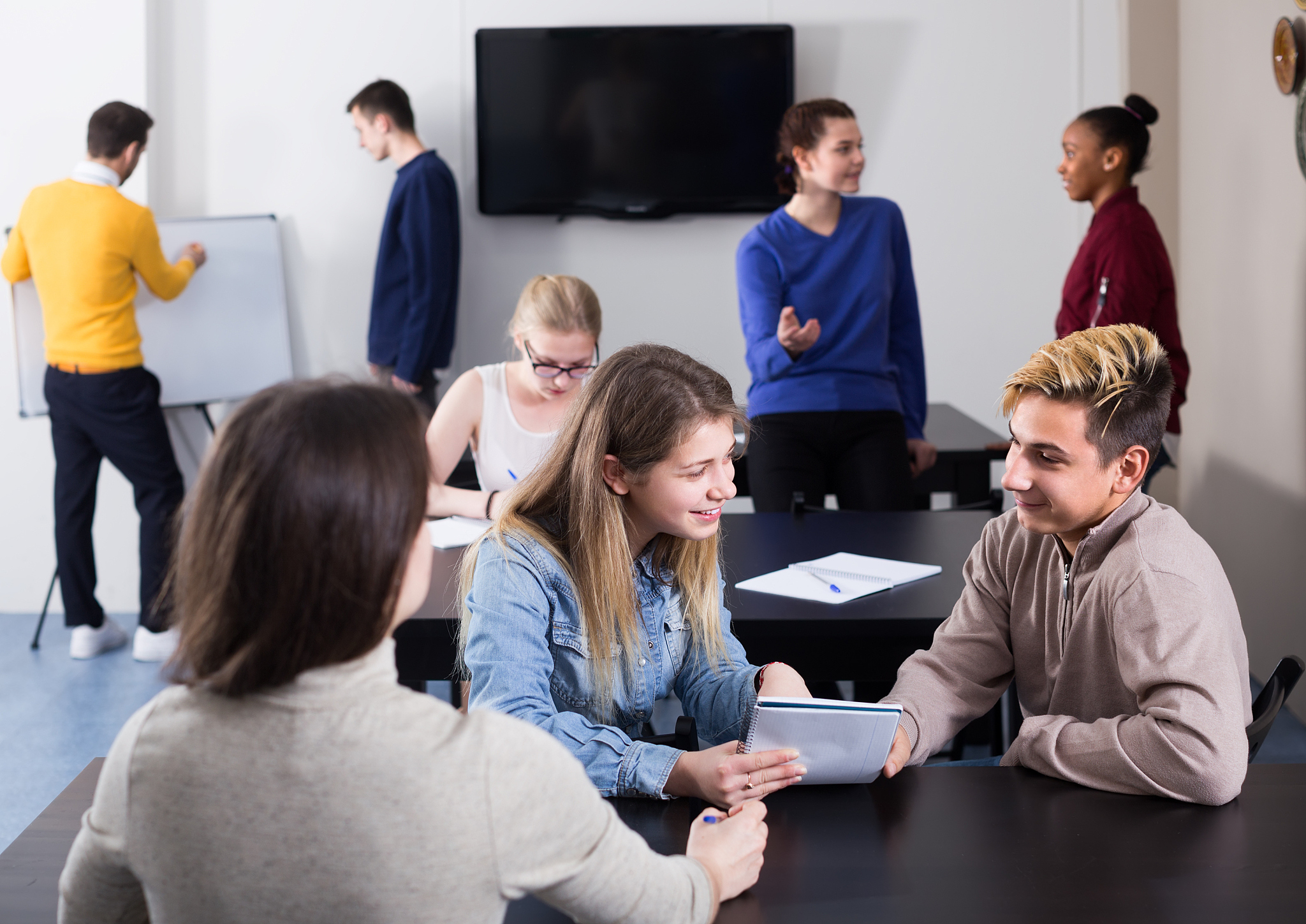 男孩一般比女孩早出生？