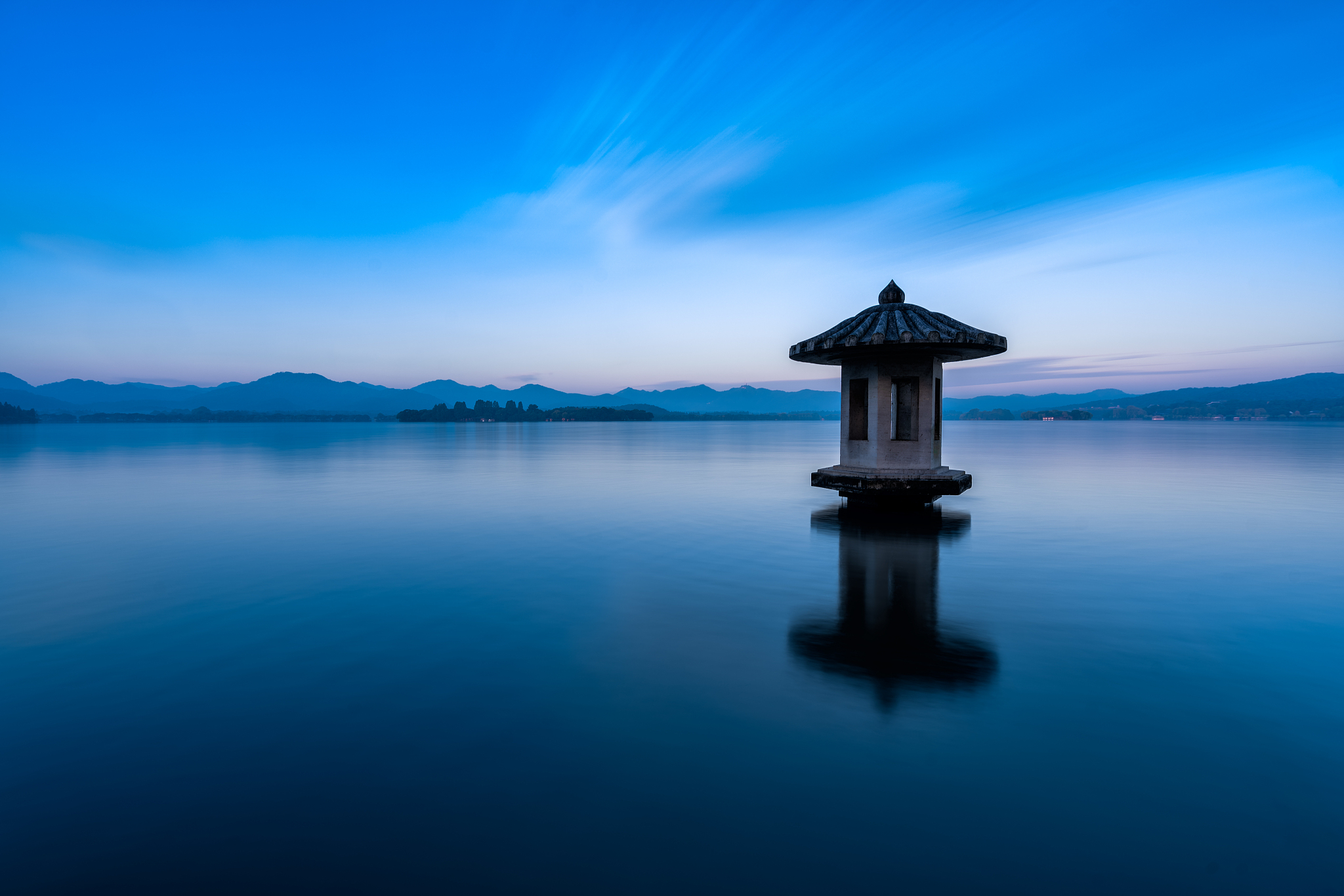 用唯美的意境形容高塔伫立有湖边小亭的摄影图片