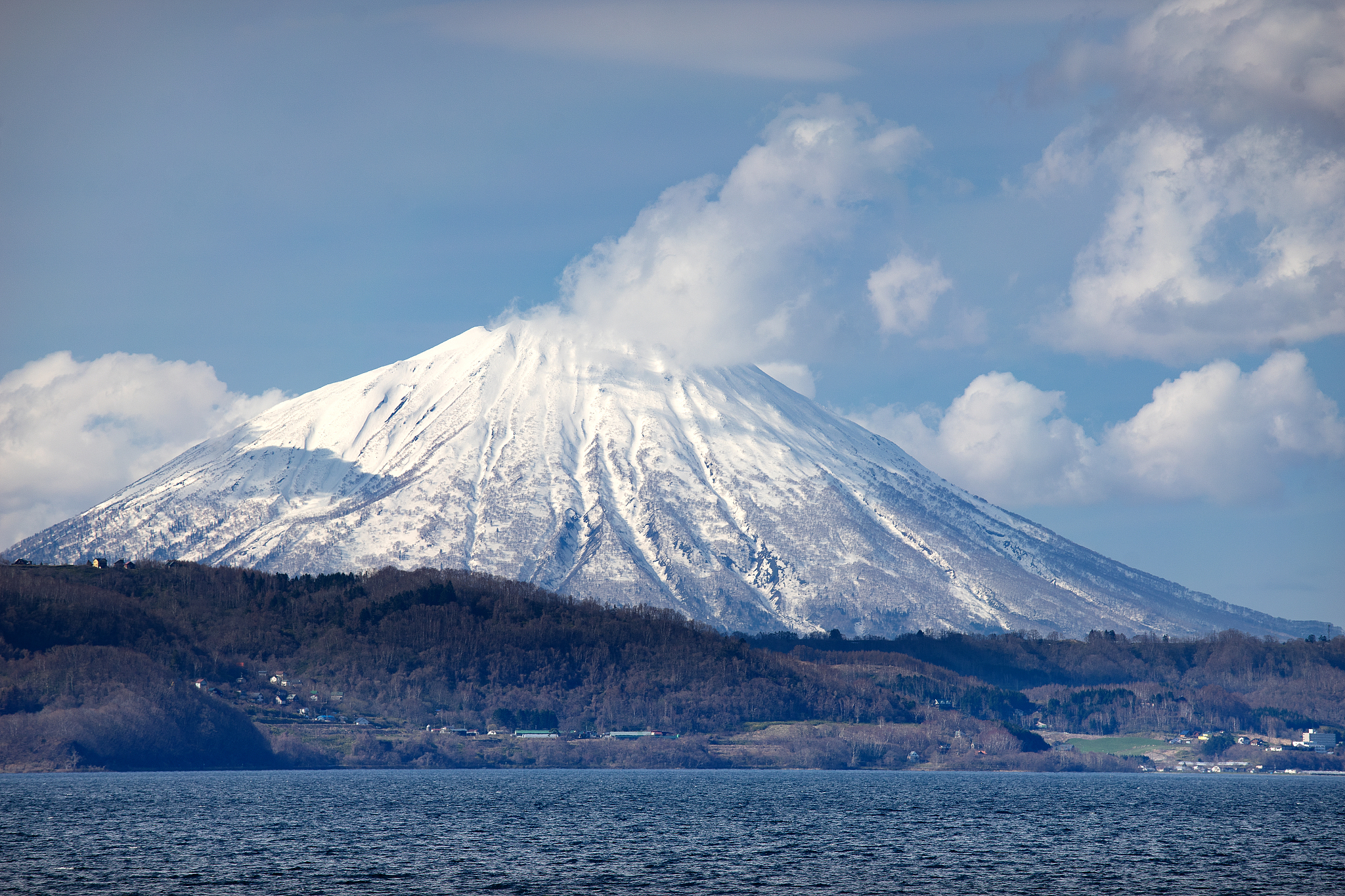 請計劃一個在4月中在北海道為期8天的旅行.