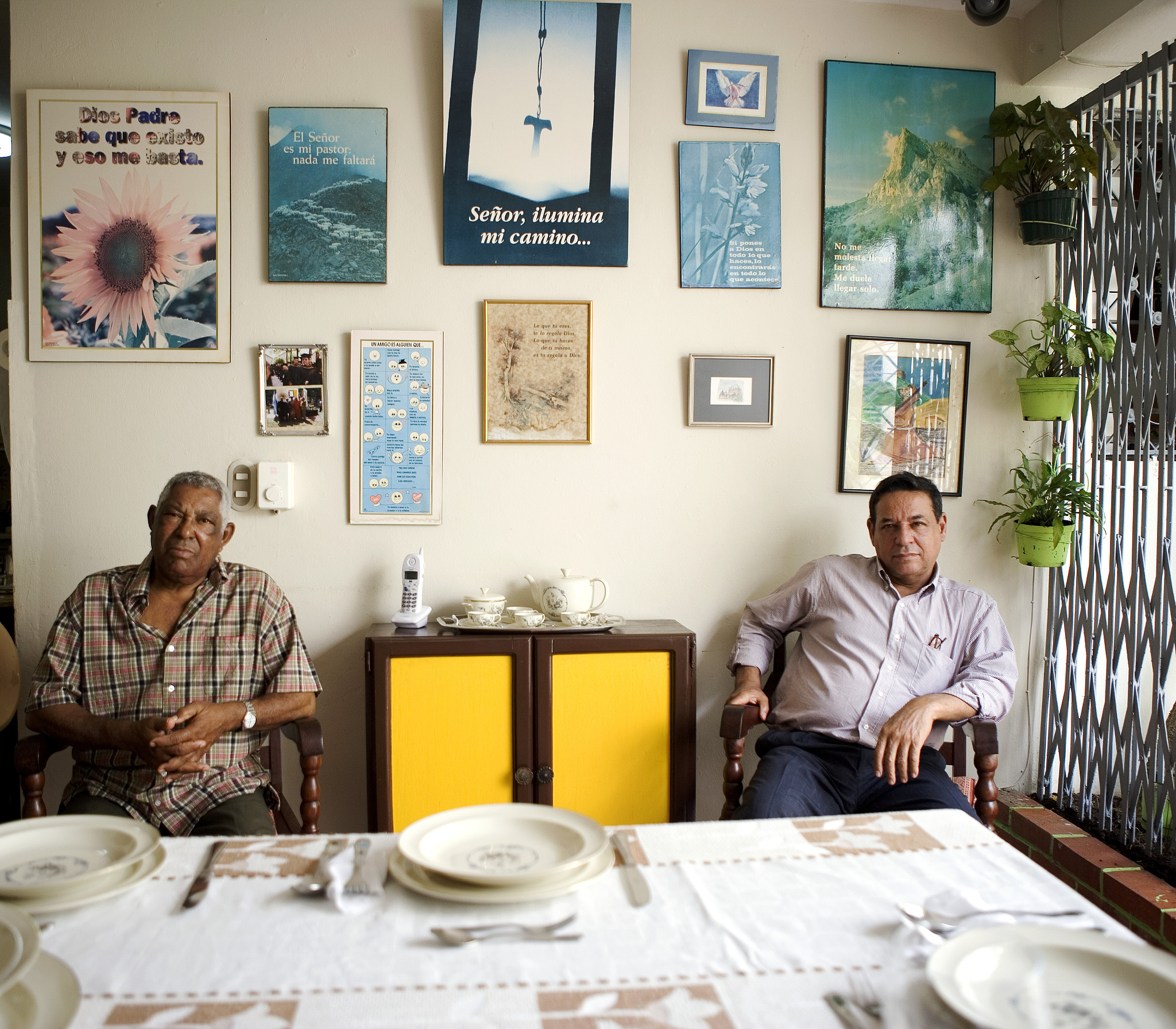 A Comparative Analysis of Comedic Styles: 'Friends' vs. 'Ipartment'