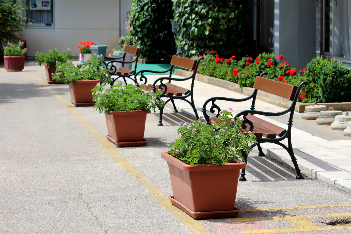 历城区向尚园艺厂：专业木制品、金属制品、花箱定制，设计灵感无限！