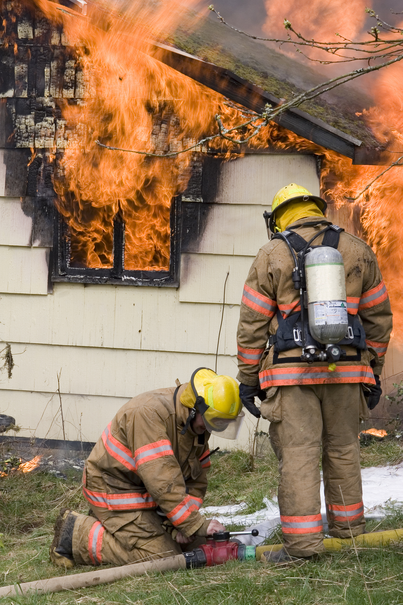 用英文写一篇关于致敬英雄的作文200字