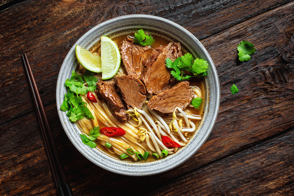 我要做一份清汤牛肉面应该怎么做用料怎么用不要说适量