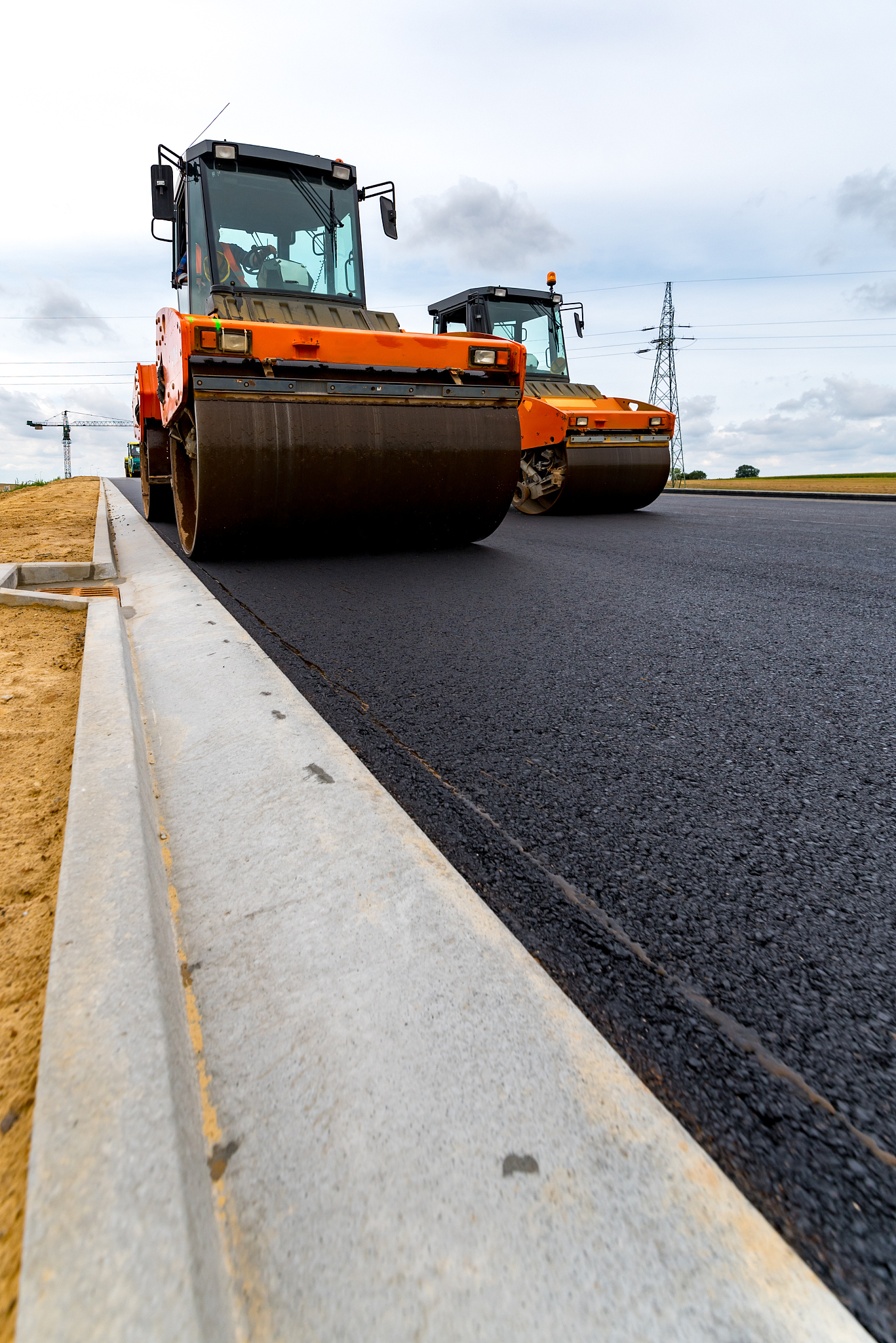请总结下面这段话：我国即将进入高等级公路大规模维修和改造期但现在沥青路面维修方法主要是翻挖、铣刨旧路面然后再铺筑新沥青混合料。目前我国一方面公路建设资金短缺、道路沥青供应量不足另一方面传统维修方法造成大量沥青和砂石材料浪费。从材料性状角度看沥青的老化并没改变沥青结构的本质特征因此旧沥青的回收利用非常可行。目前我国每年产生的旧沥青废弃量将达到220 万吨之多并以每年15的速度增长因此如何利用老化的沥