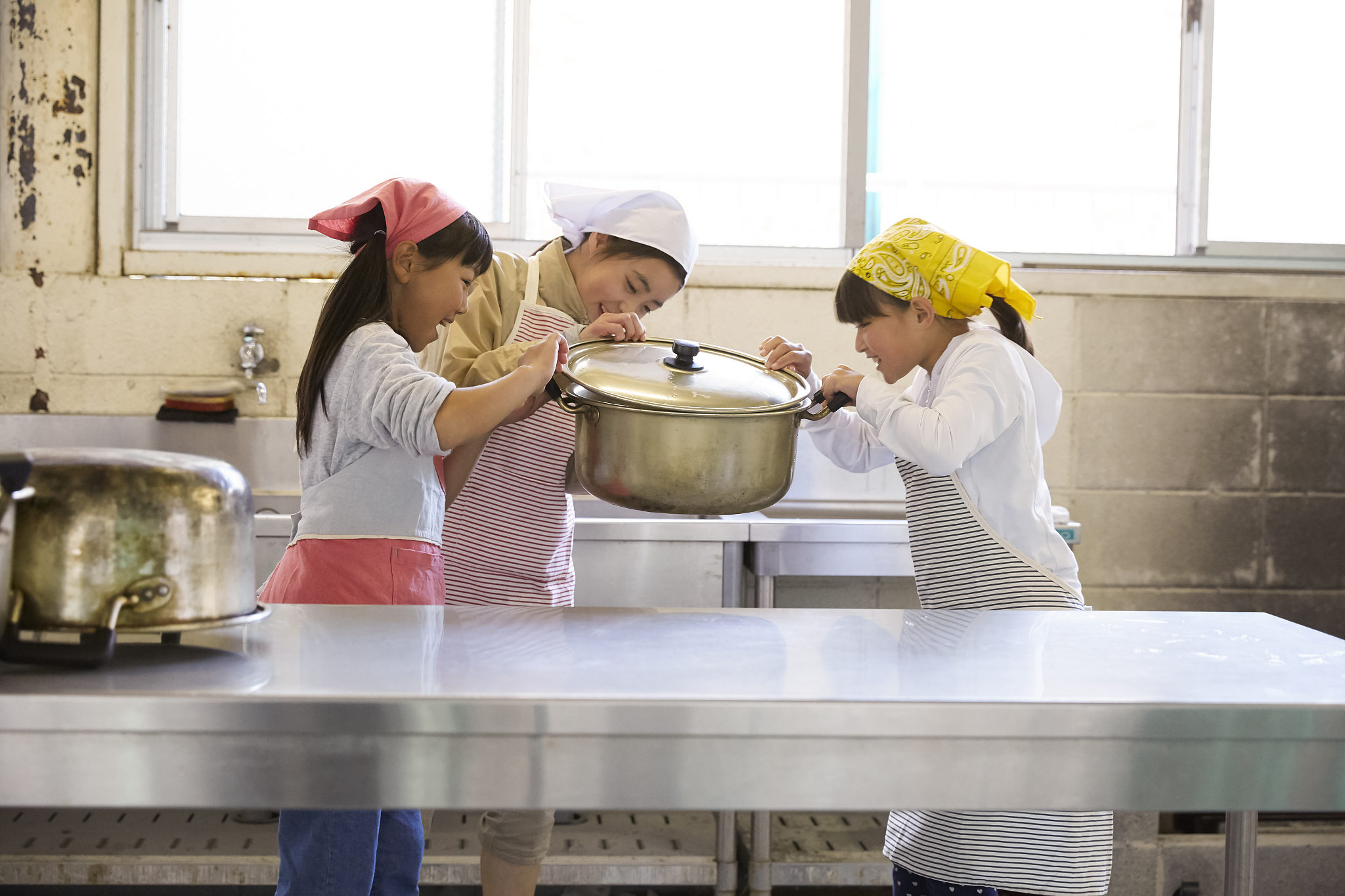 请帮我撰写一份以3岁在读幼儿园孩子视角的《在厨房的一天》要求跌宕起伏、人物弧光、文字通俗易懂