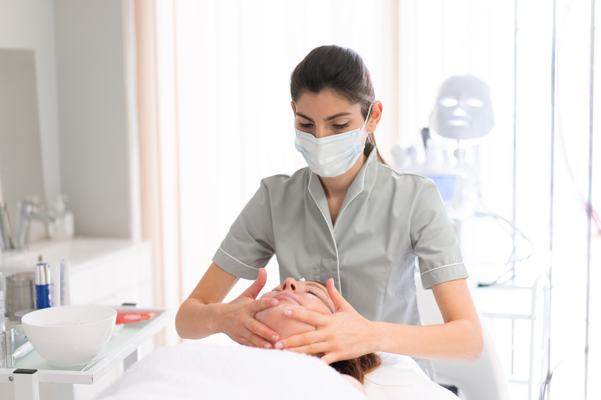 针灸推拿专业就业前景广阔：从医疗到美容，多种职业方向任你选择