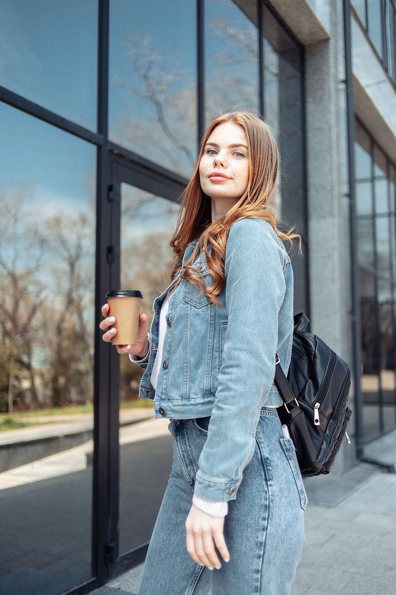 年轻女性服装穿搭指南：舒适时尚，展现个性魅力