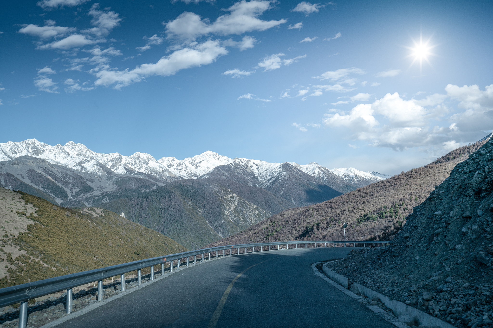 根据以下内容改写出一条30字的短视频标题：都说此生必驾的川藏线到底该怎么玩？这一路美景我们一起看看吧