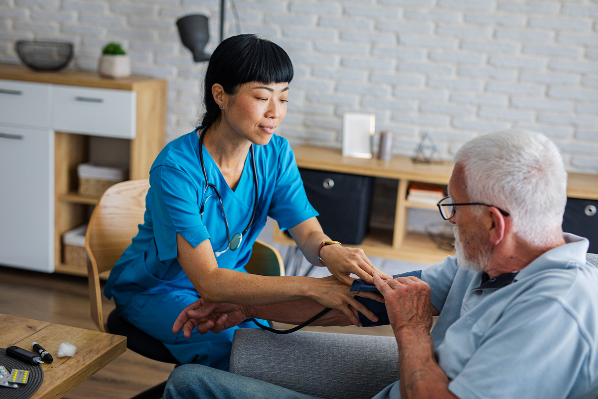 家庭养老院照顾者心理指南：应对压力和挑战