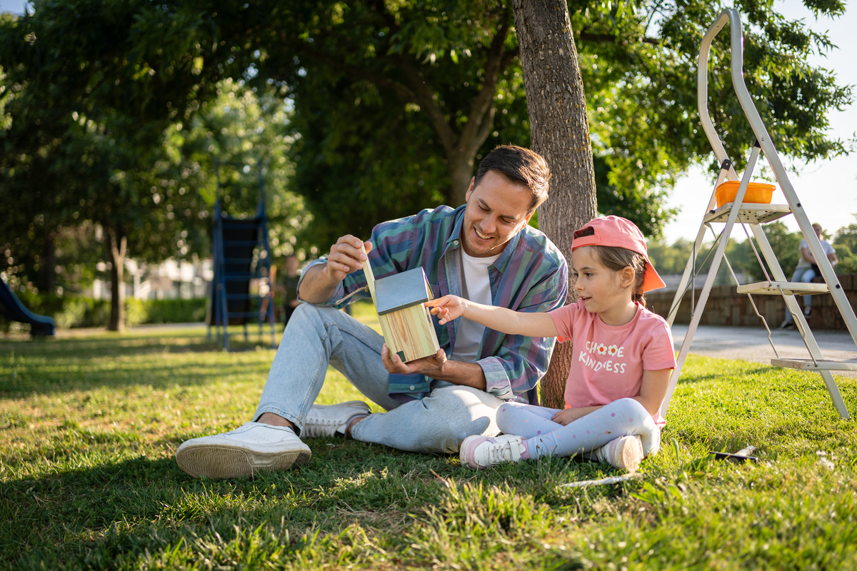 亲子活动亲子活动是指家庭成员之间参与的一系列有趣、寓教于乐的活动旨在增进亲子关系、促进亲子沟通和交流同时也可以提高孩子的自信心和独立能力。常见的亲子活动包括：户外游戏、亲子阅读、手工DIY、亲子运动、亲子烹饪等。这些活动不仅让家长和孩子之间建立更紧密的联系还能让孩子们在轻松愉快中学习新知识增长见识培养兴趣爱好促进身心发展。继续