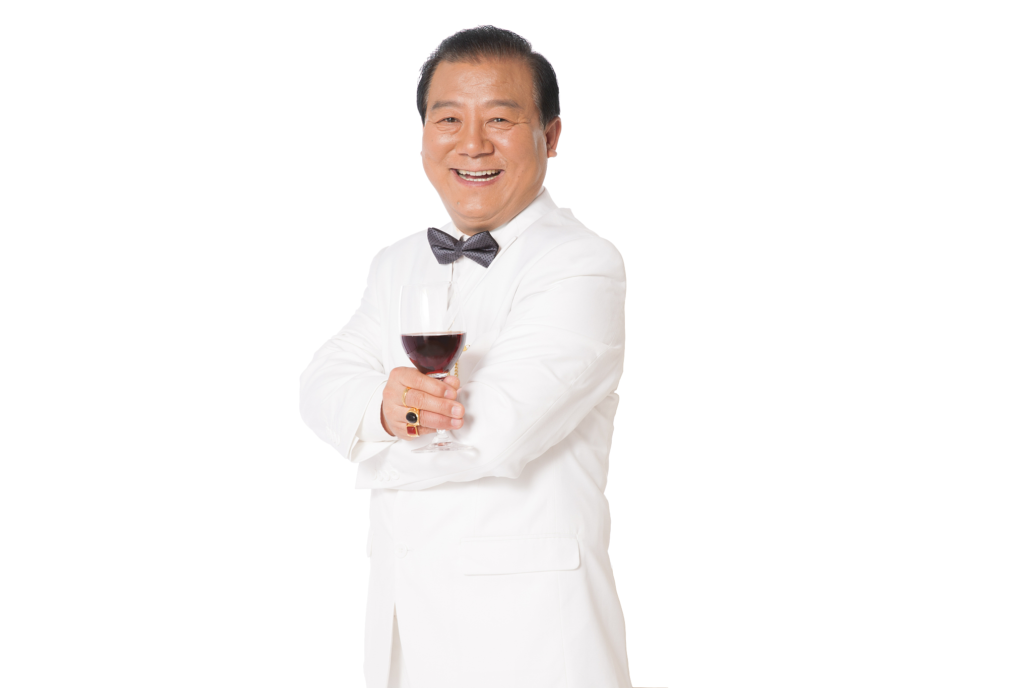 成功男人拿着红葡萄酒杯