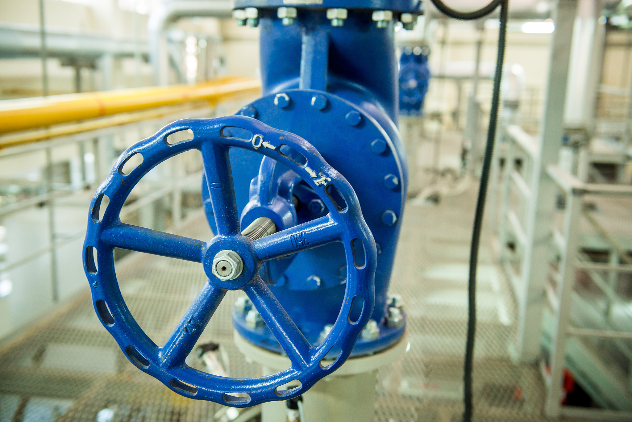 human 能进行内容的补充并添加新内容让它更详细嘛; AI 当写第三部分水位控制与调节方案时可以进行以下内容的补充和添加：1 水位控制的基本原理和方法：除了介绍水位控制的目标、控制器的选择、控制策略的制定等方面的内容外还可以补充水位控制中需要考虑的因素如锅炉的容积、水位的变化范围、水位控制的稳定性等方面的内容。同时可以介绍不同类型锅炉的水位控制特点和要求。2 水位控制的关键技术和措施：除了