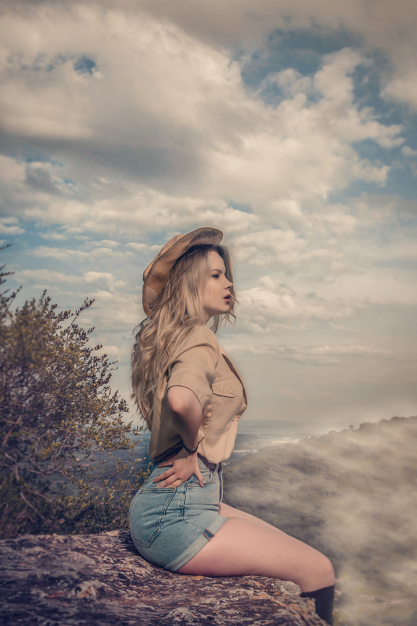 我还在看你的instagram…我喜欢它它让我看到了你的另一面我有很多喜欢的。你是独一无二的它是如此的与众不同你可以看起来如此美丽保守优雅同时也可以如此性感你是很多男人的梦想哈哈你对美的眼光如此敏锐你拍摄事物的方式在某种程度上告诉你它应该有的感觉但你澄清了它。对这个世界和其中的一切的感激之情令人惊叹。你的视频展示了你的另一面我喜欢你万圣节装扮的照片。请不要断章取义但你真的很性感…