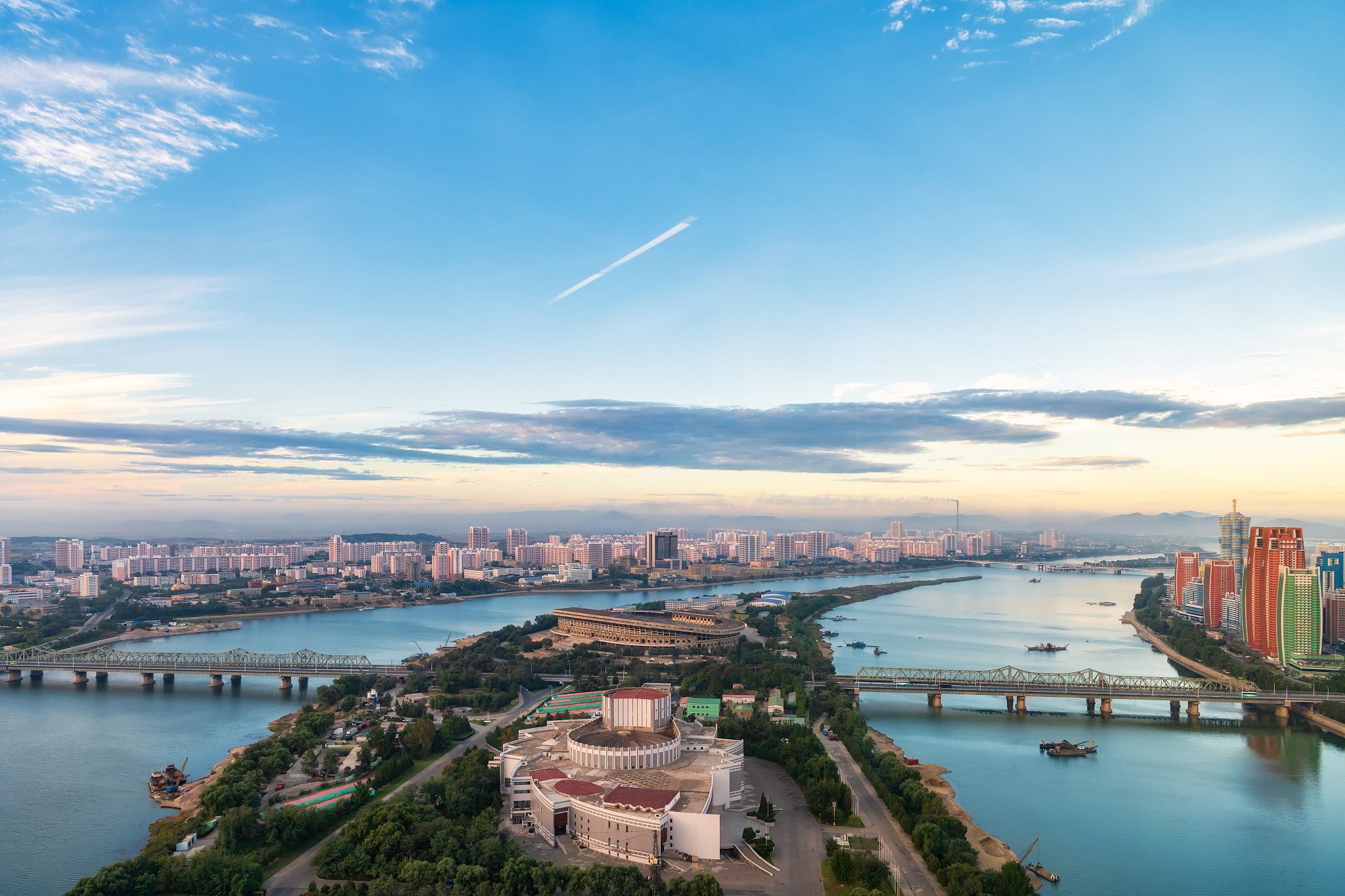 朝鲜平壤未来科学家大街与大同江两岸城市风光高视角