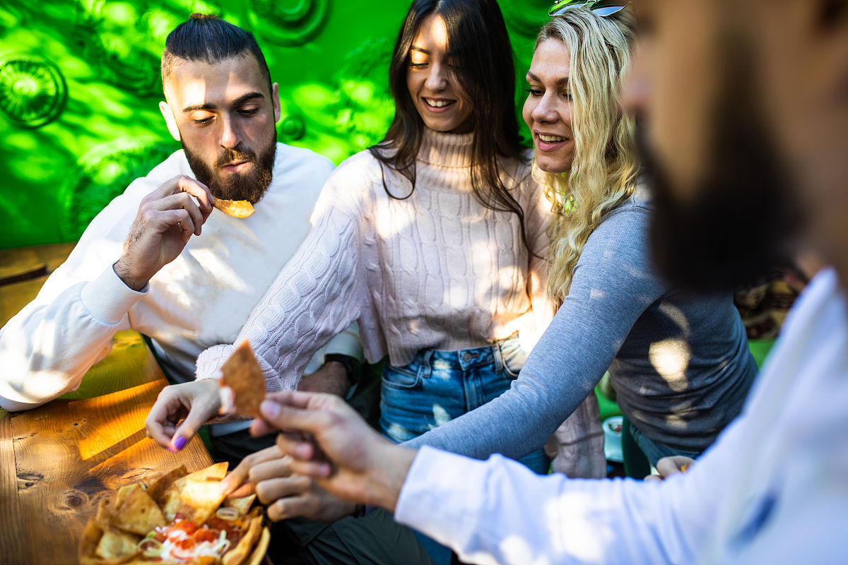 关于黄老师唱的歌曲挖呀挖文案蹭蹭热点。文案主旨：疫情之后人们生活太浮躁了很需要这种童心和亲和力所以才这么火。