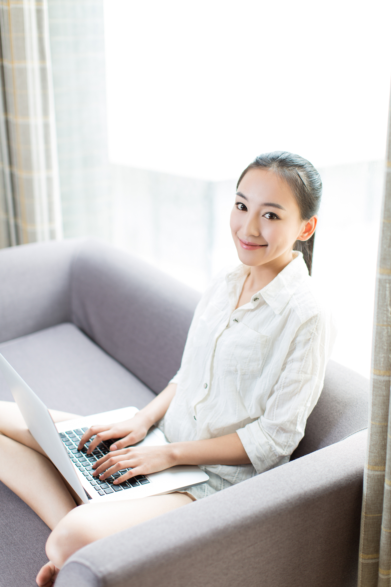 年轻女性在家轻松上网办公和学习