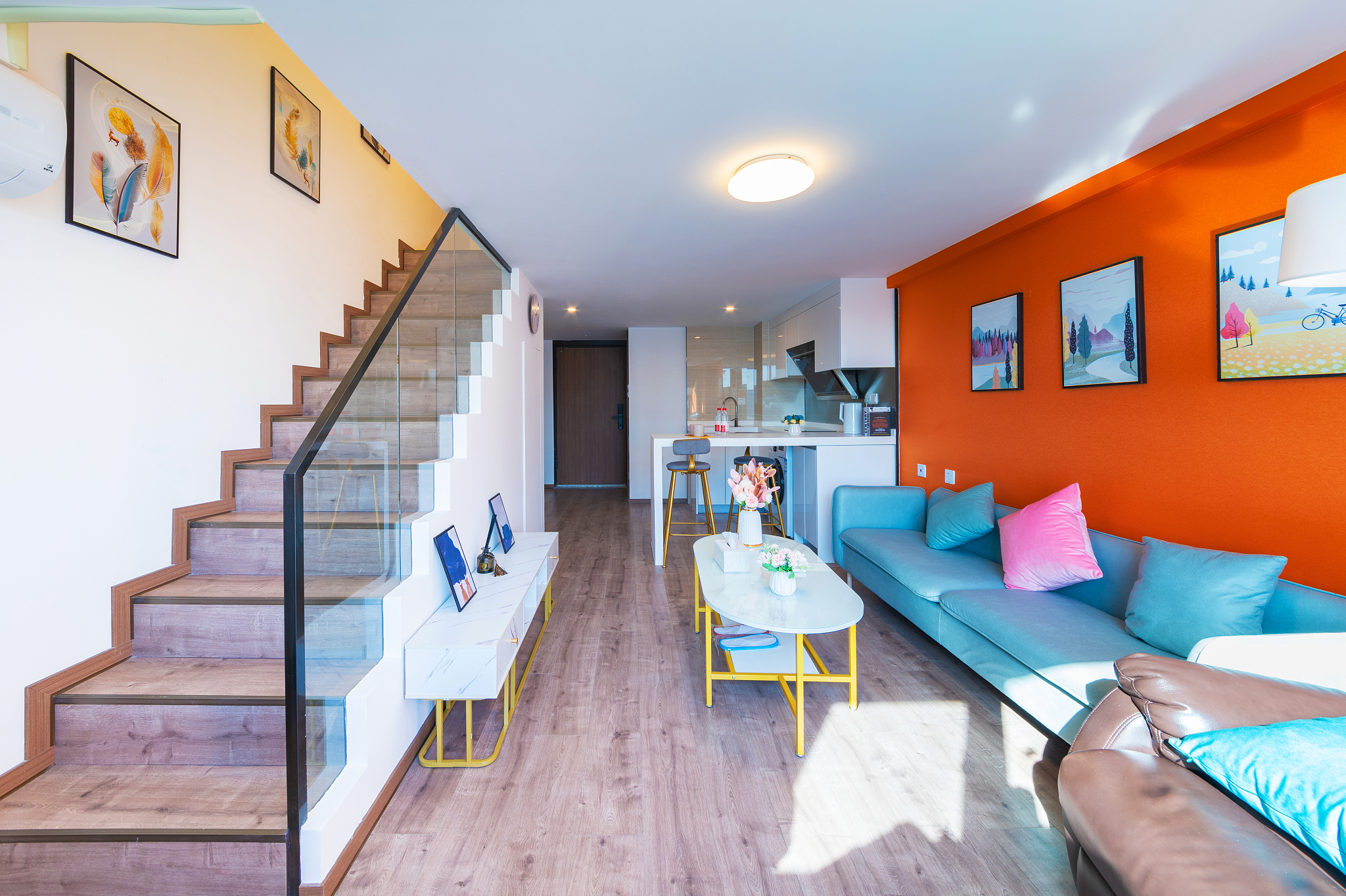 我要去应聘民宿的店长职位请你从面试官的角度提出可能会询问的问题并给出回答答案请列举一些关于酒店管理和民宿管理方面的书阅读《酒店管理》、《民宿管理与经营》、《酒店管理学》、《酒店管理实务》等书为为制定一个民宿的管理方案和营销企划