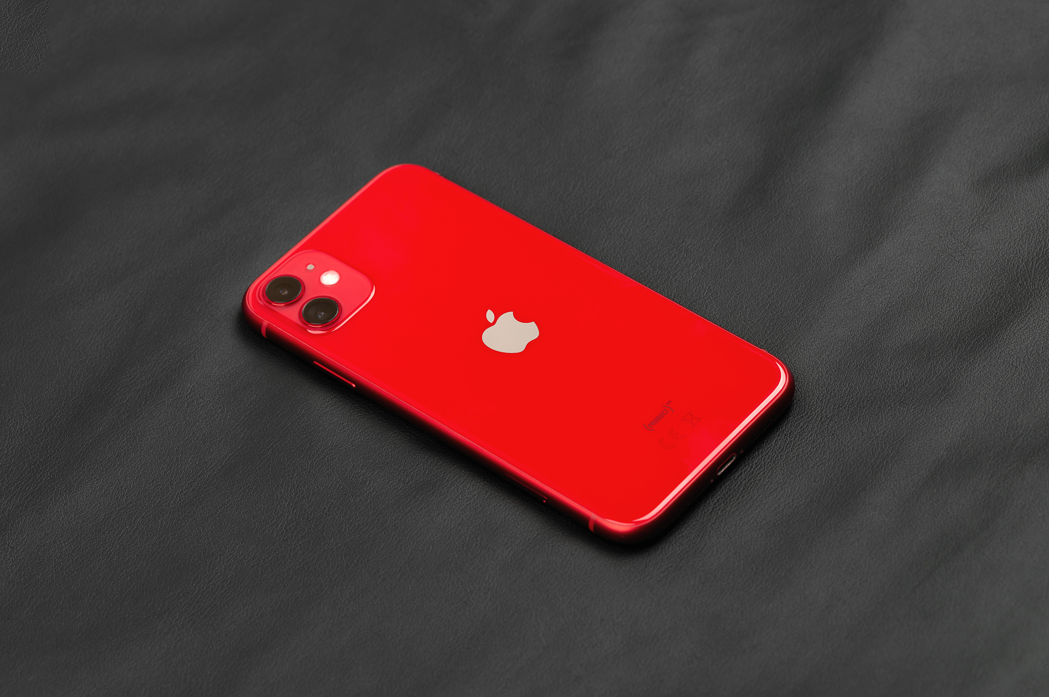 iphone红色(iphone11红色背面字母什么意思)
